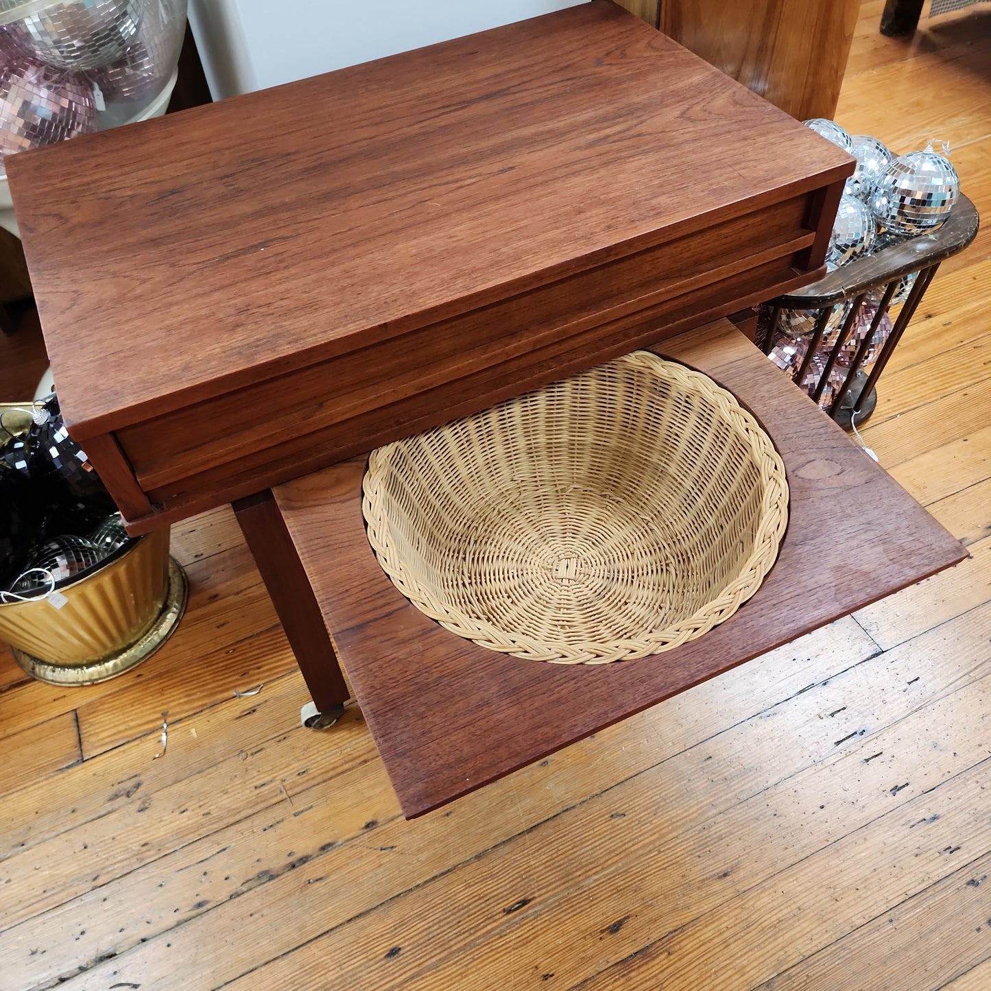 AL112318 Danish Sewing Table