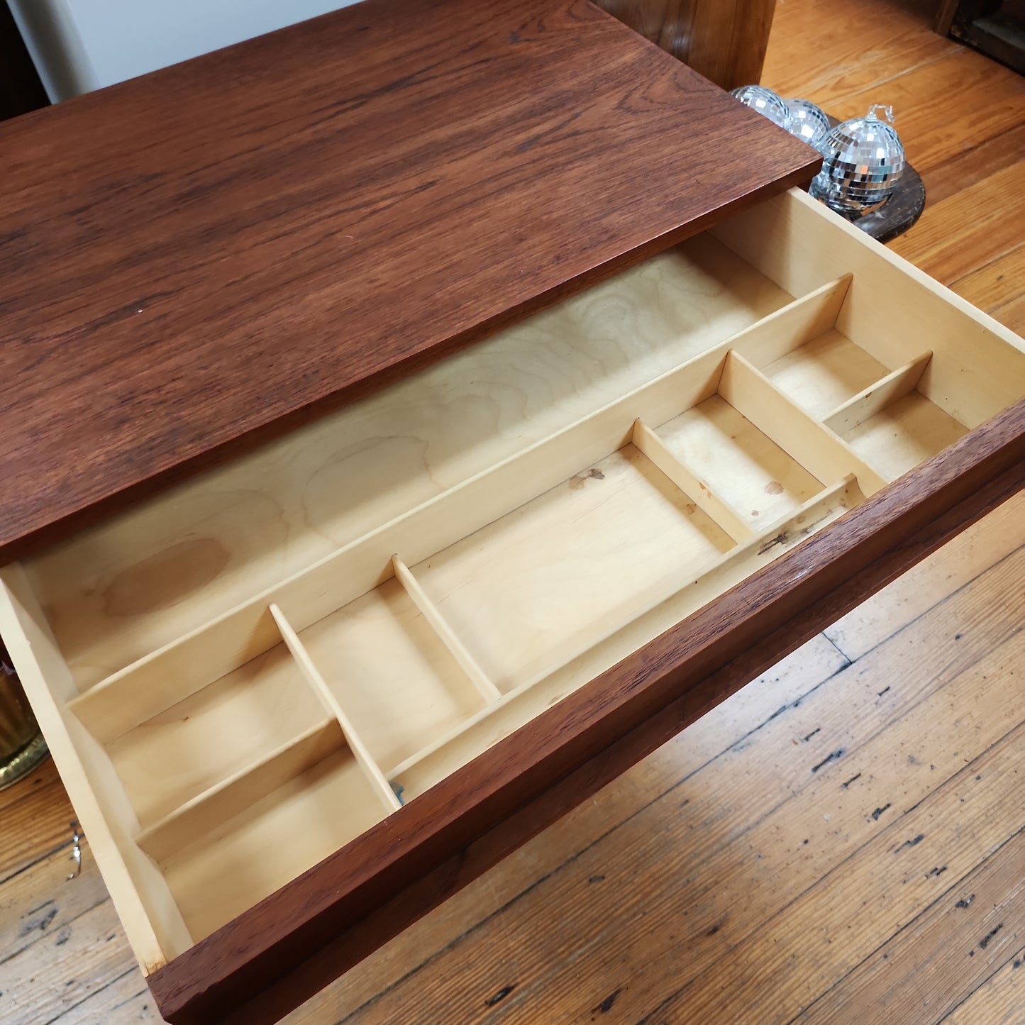 AL112318 Danish Sewing Table