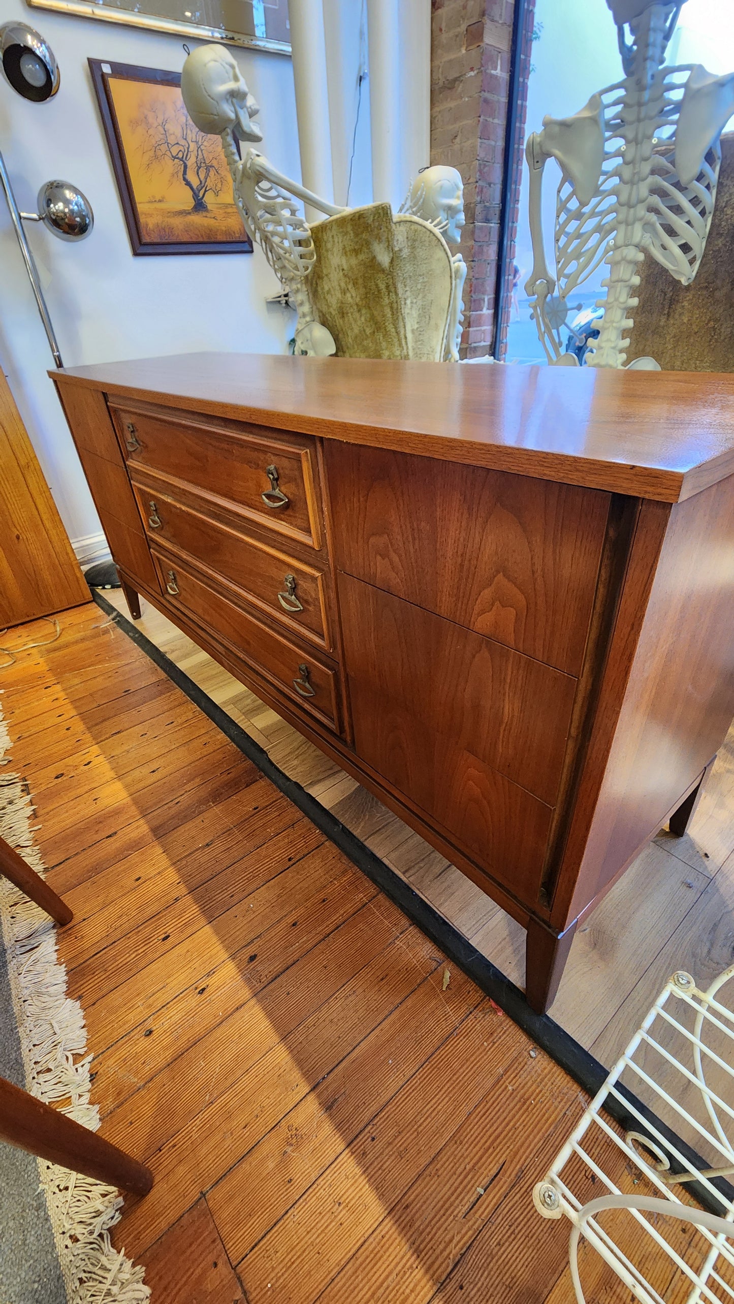 Walnut Mid-Century 9-Drawer Dresser 0924006