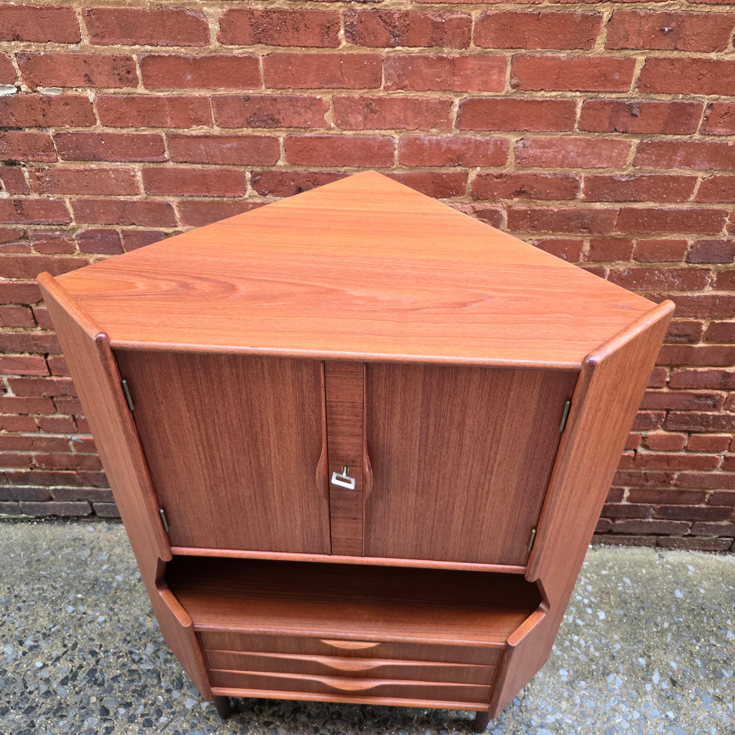 Omann Jun Corner Bar Cabinet