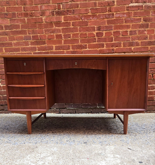 Danish Desk with Shelf 0925112