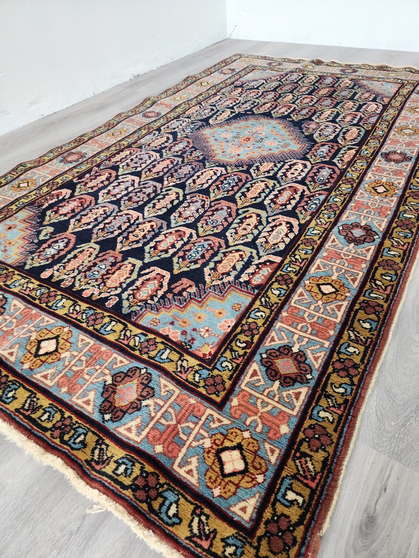 BB062301 Hand Made Persian Rug - Vintage MC