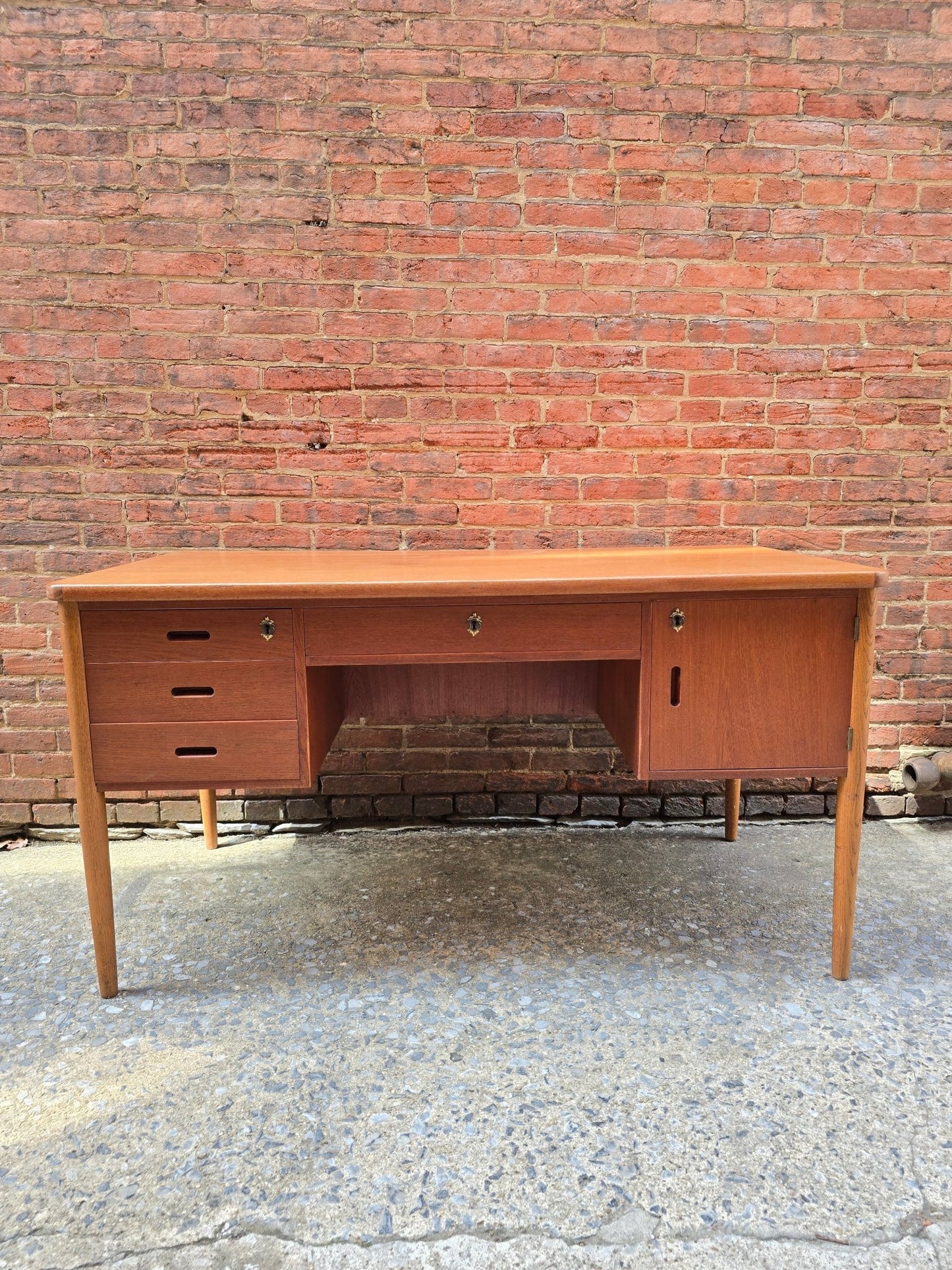 Danish Teak Desk with Bookshelf ST0524097 - Vintage MC