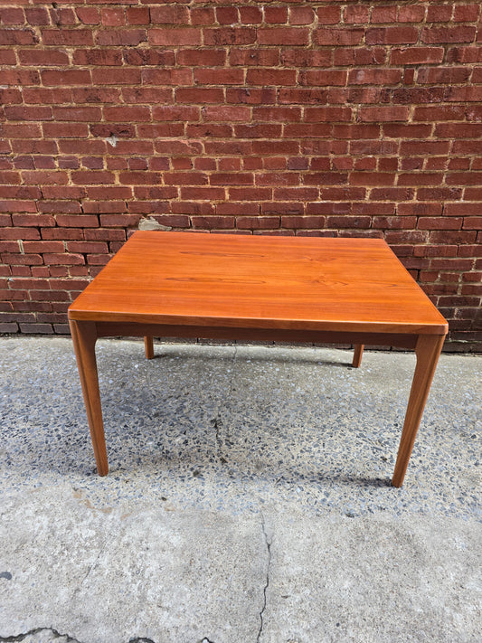 Danish Teak dining table with hidden leaves 0226007