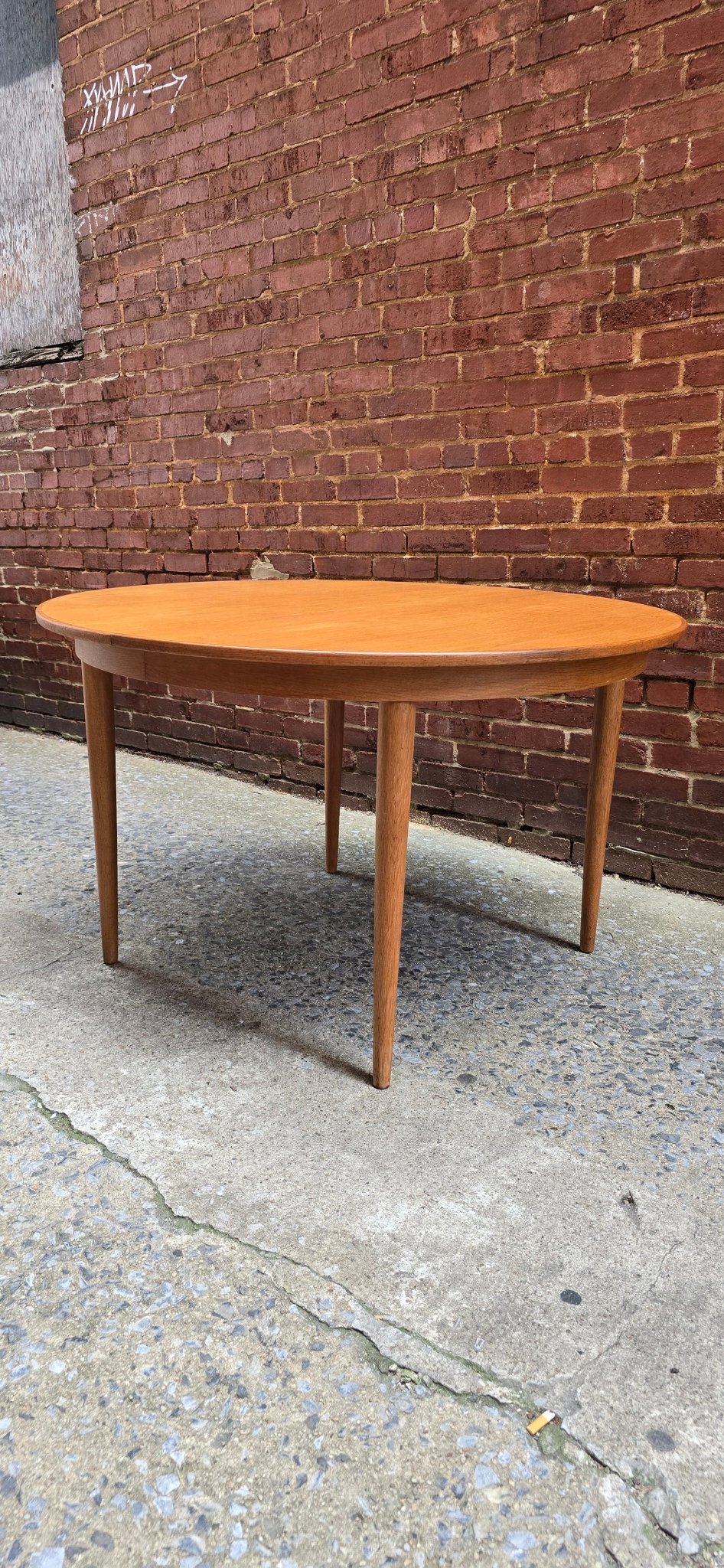Vintage Scandinavian Round Dining Table with 2 Leaves - Vintage MC