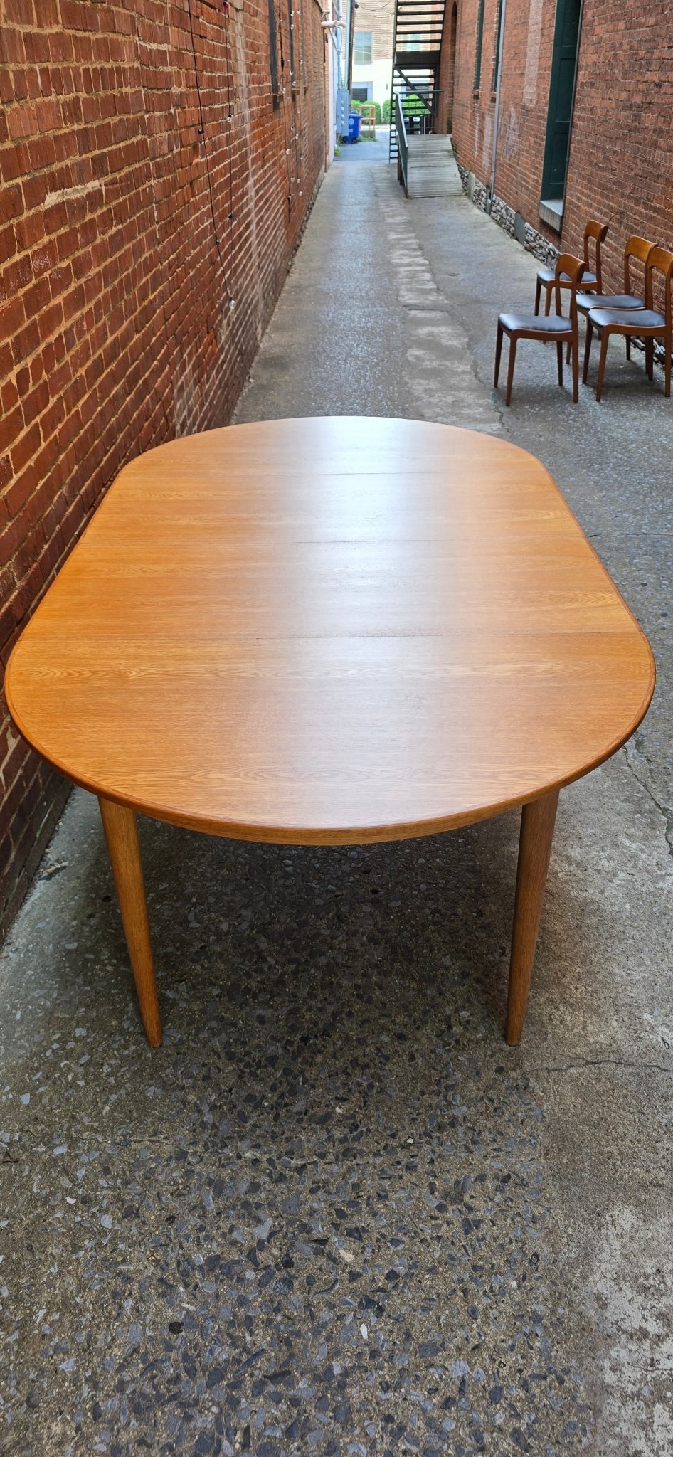 Vintage Scandinavian Round Dining Table with 2 Leaves - Vintage MC