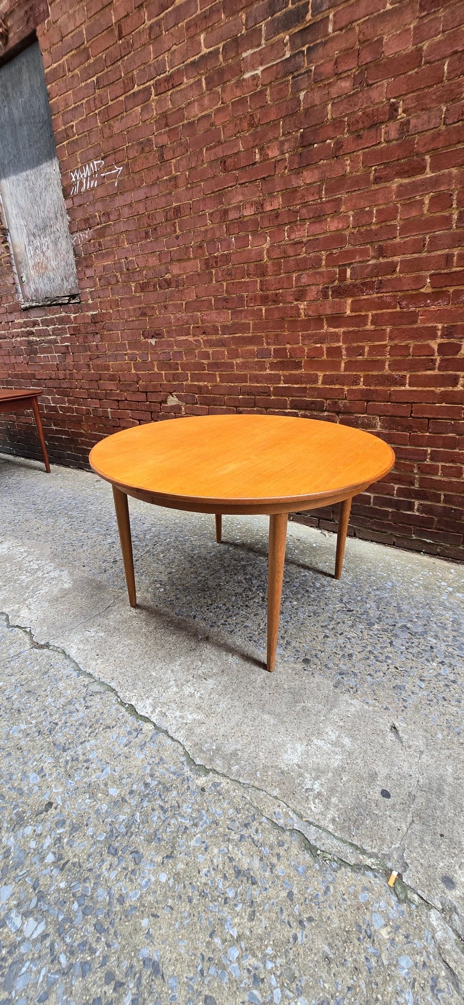 Vintage Scandinavian Round Dining Table with 2 Leaves - Vintage MC