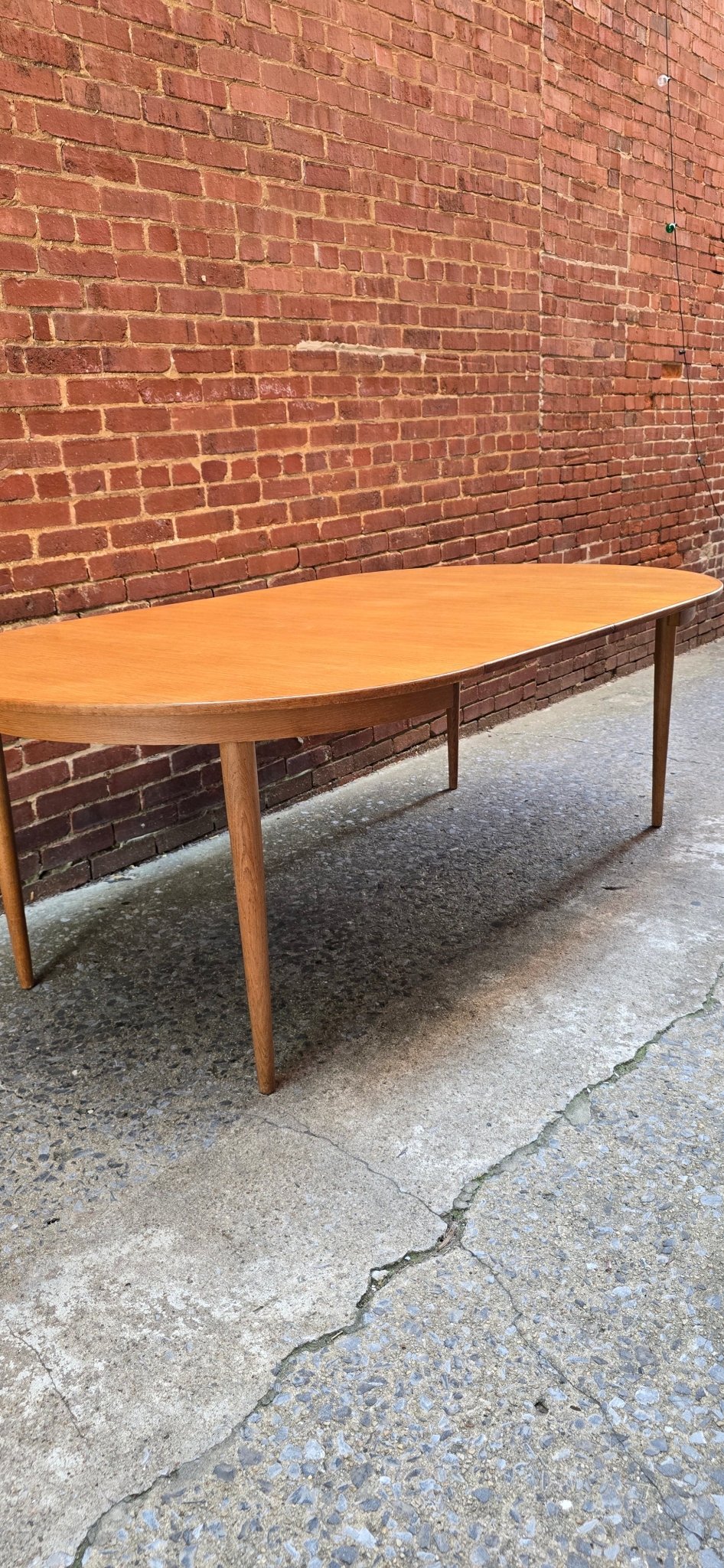 Vintage Scandinavian Round Dining Table with 2 Leaves - Vintage MC