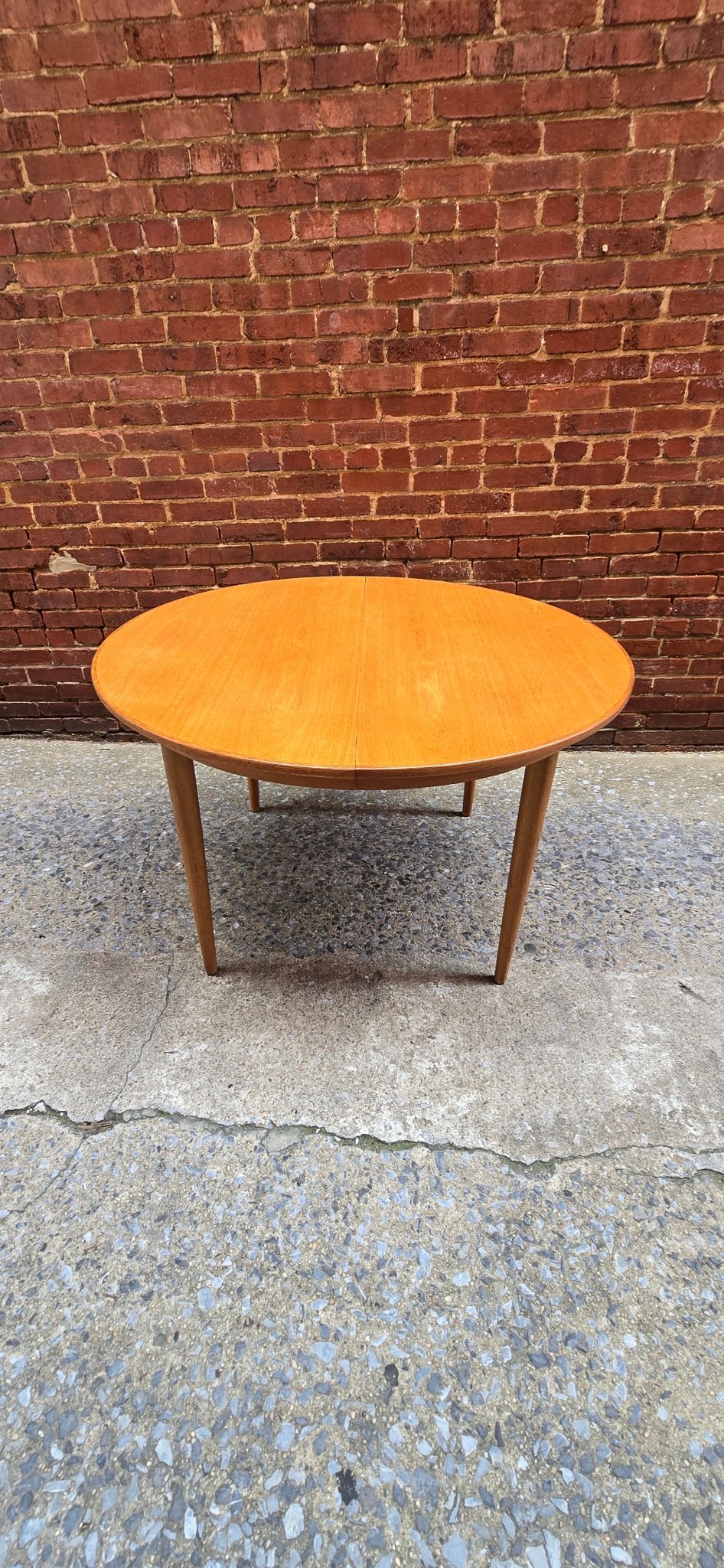 Vintage Scandinavian Round Dining Table with 2 Leaves - Vintage MC