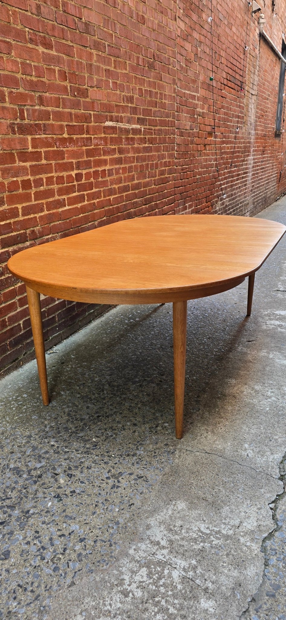 Vintage Scandinavian Round Dining Table with 2 Leaves - Vintage MC