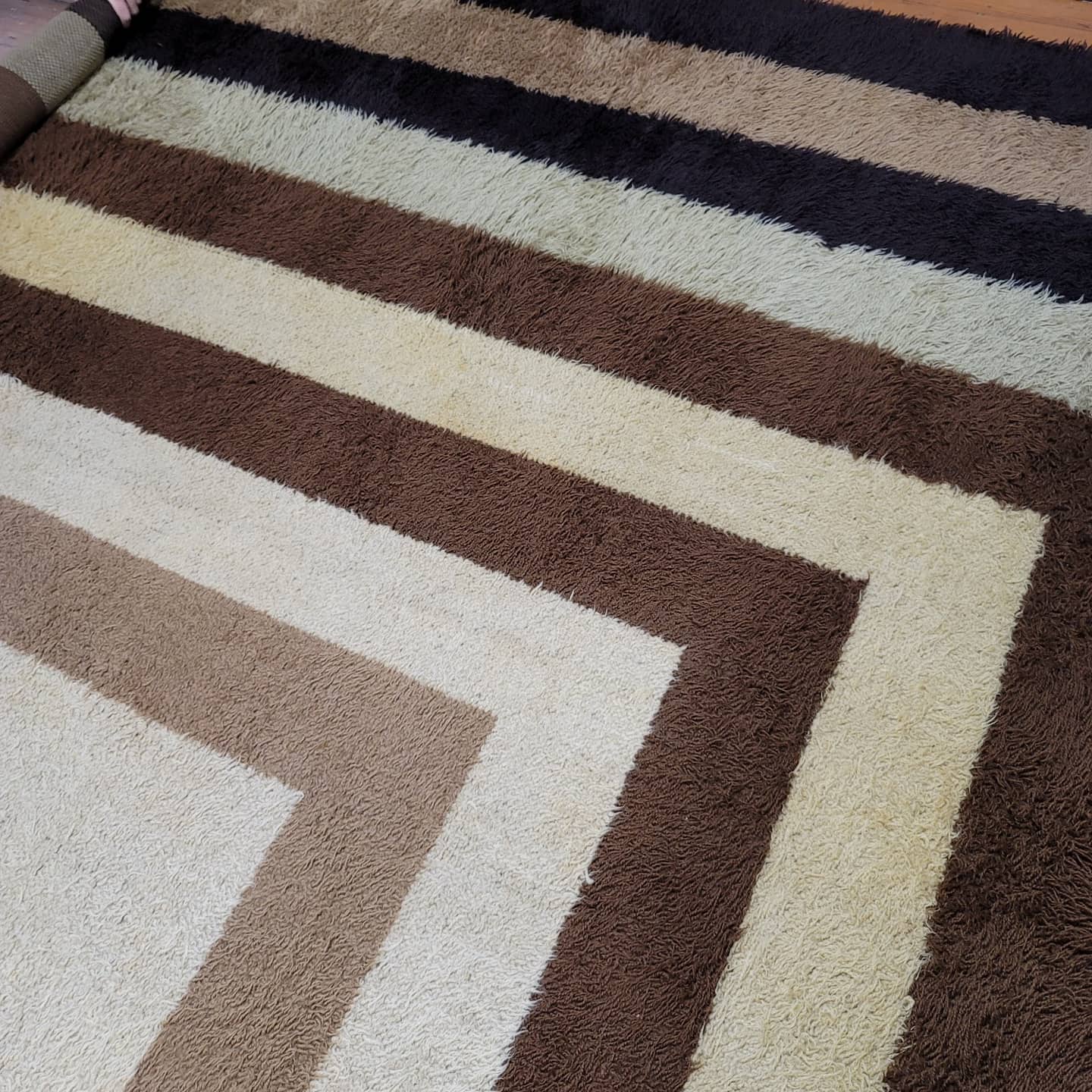 "Barry" Brown, Black and Cream Room - Size 70s Vintage Shag Rug - Vintage MC