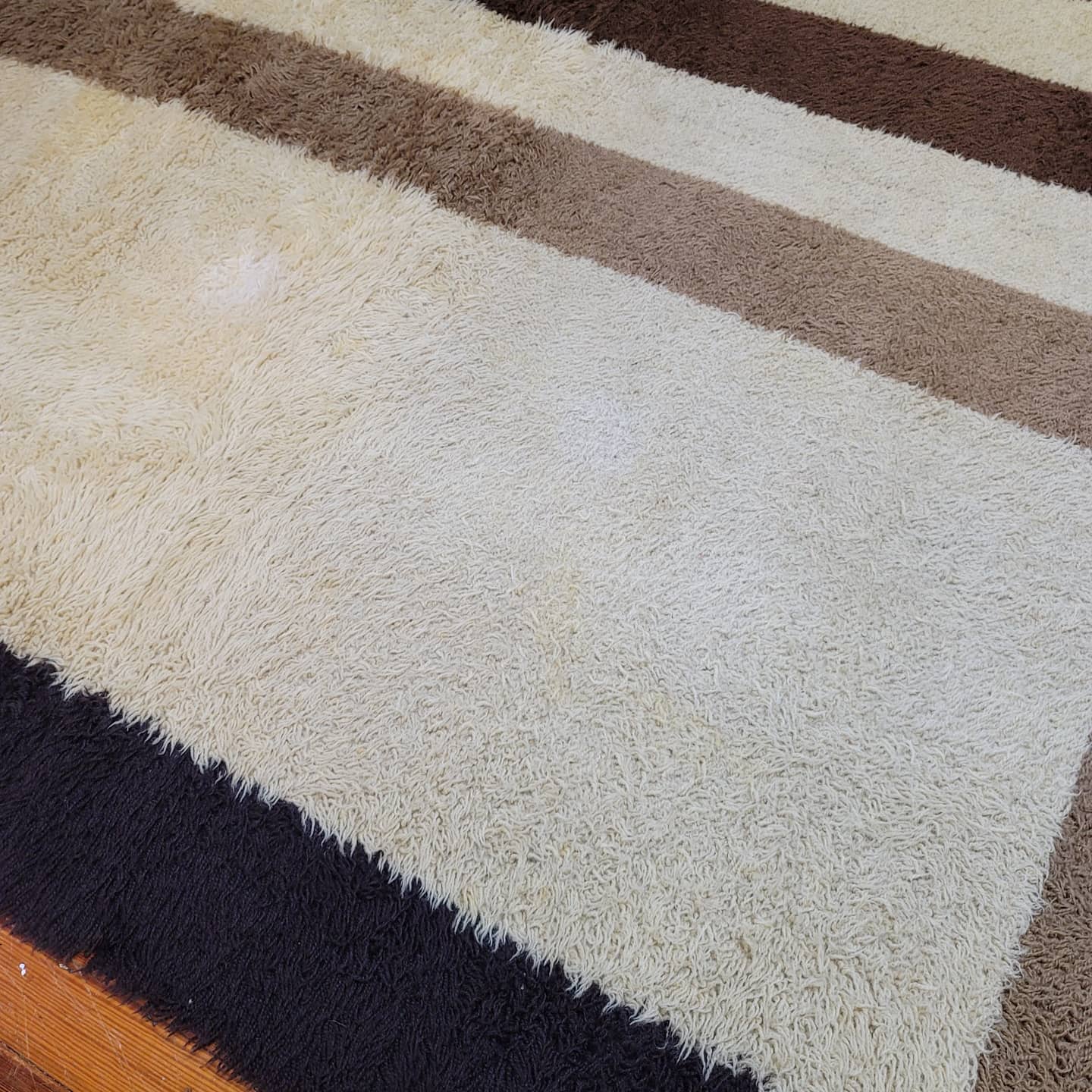 "Barry" Brown, Black and Cream Room - Size 70s Vintage Shag Rug - Vintage MC