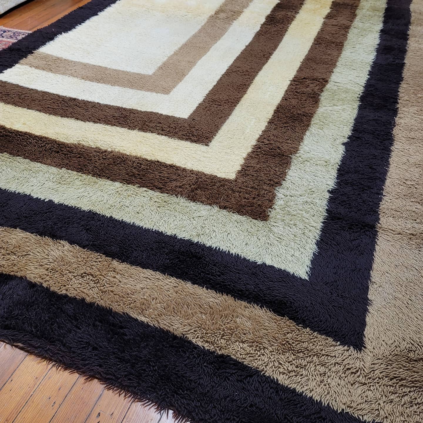 "Barry" Brown, Black and Cream Room - Size 70s Vintage Shag Rug - Vintage MC