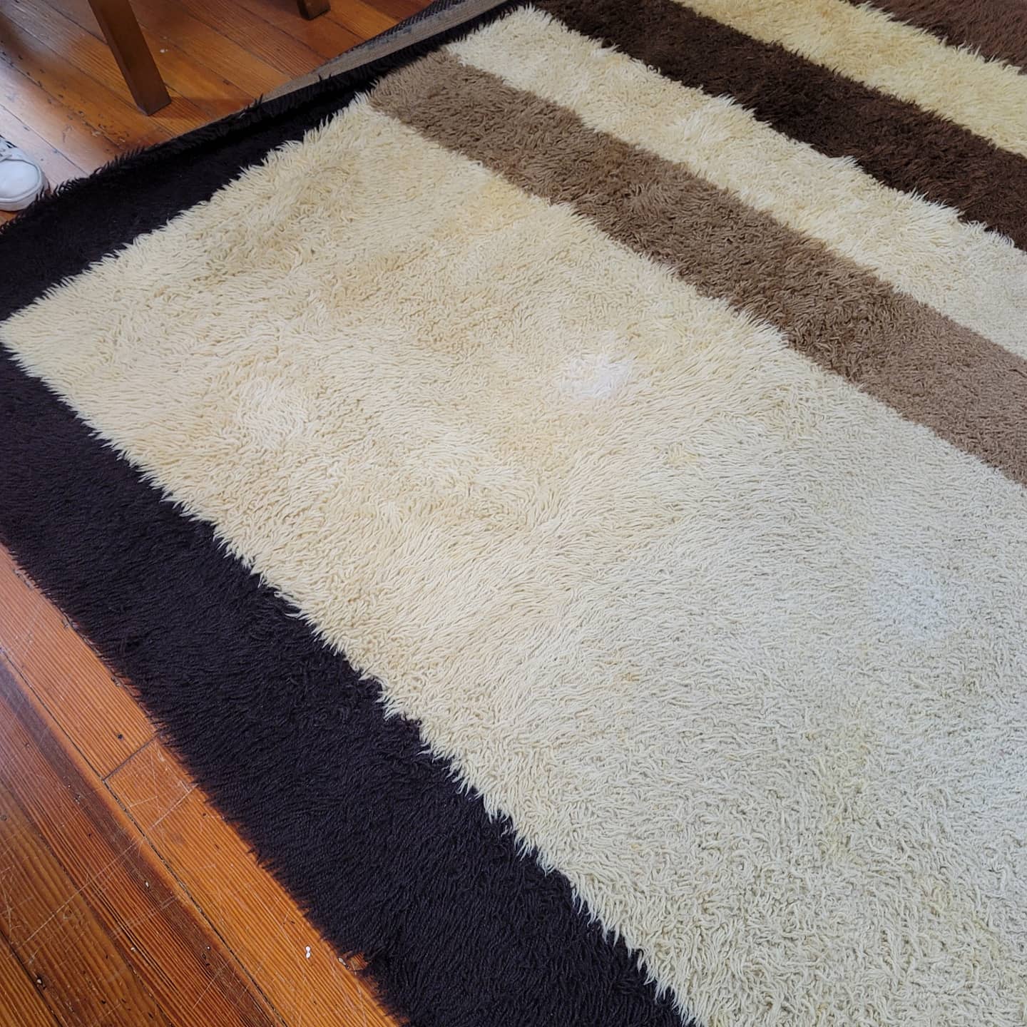 "Barry" Brown, Black and Cream Room - Size 70s Vintage Shag Rug - Vintage MC