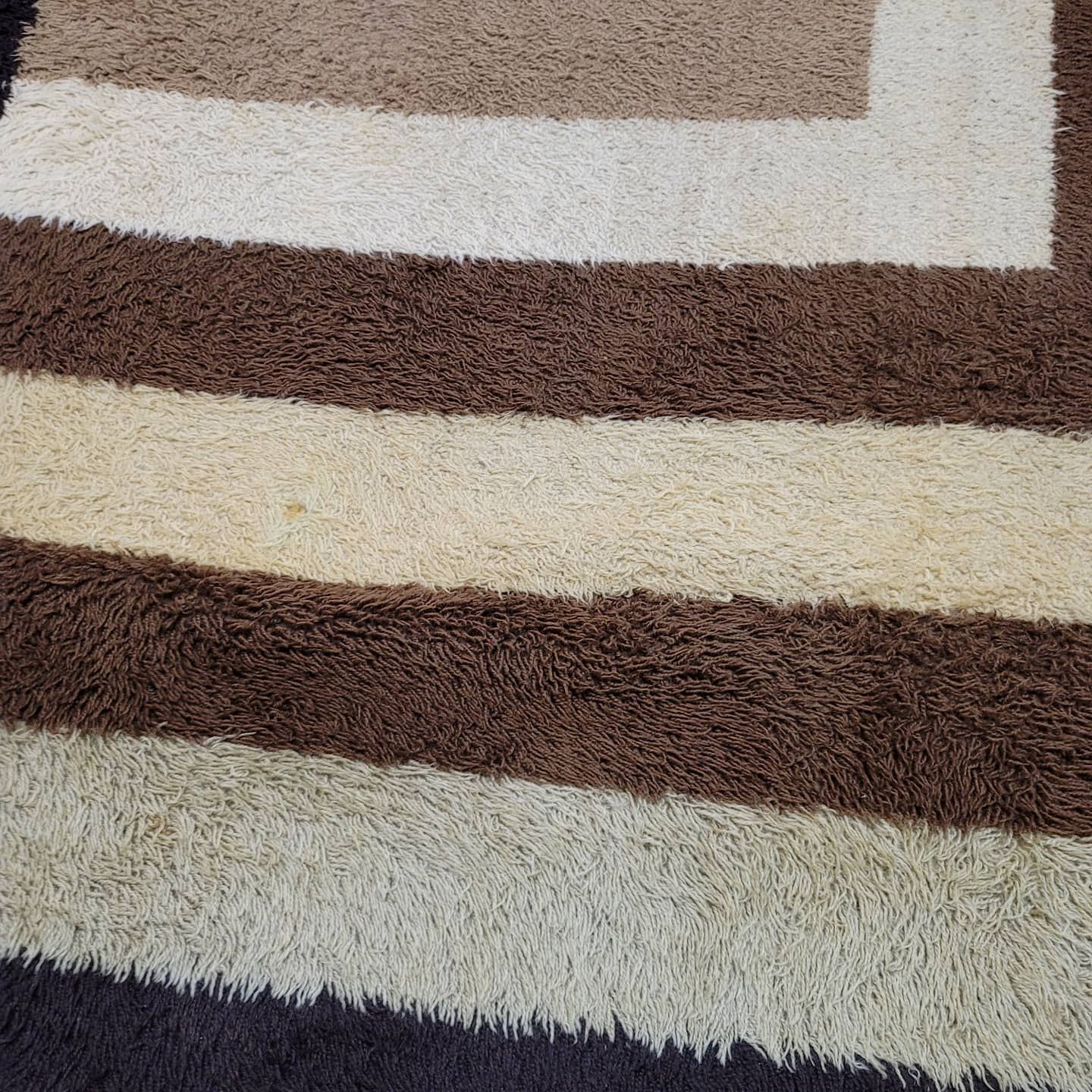 "Barry" Brown, Black and Cream Room - Size 70s Vintage Shag Rug - Vintage MC