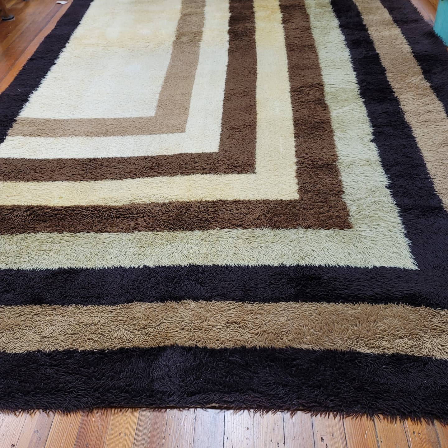 "Barry" Brown, Black and Cream Room - Size 70s Vintage Shag Rug - Vintage MC