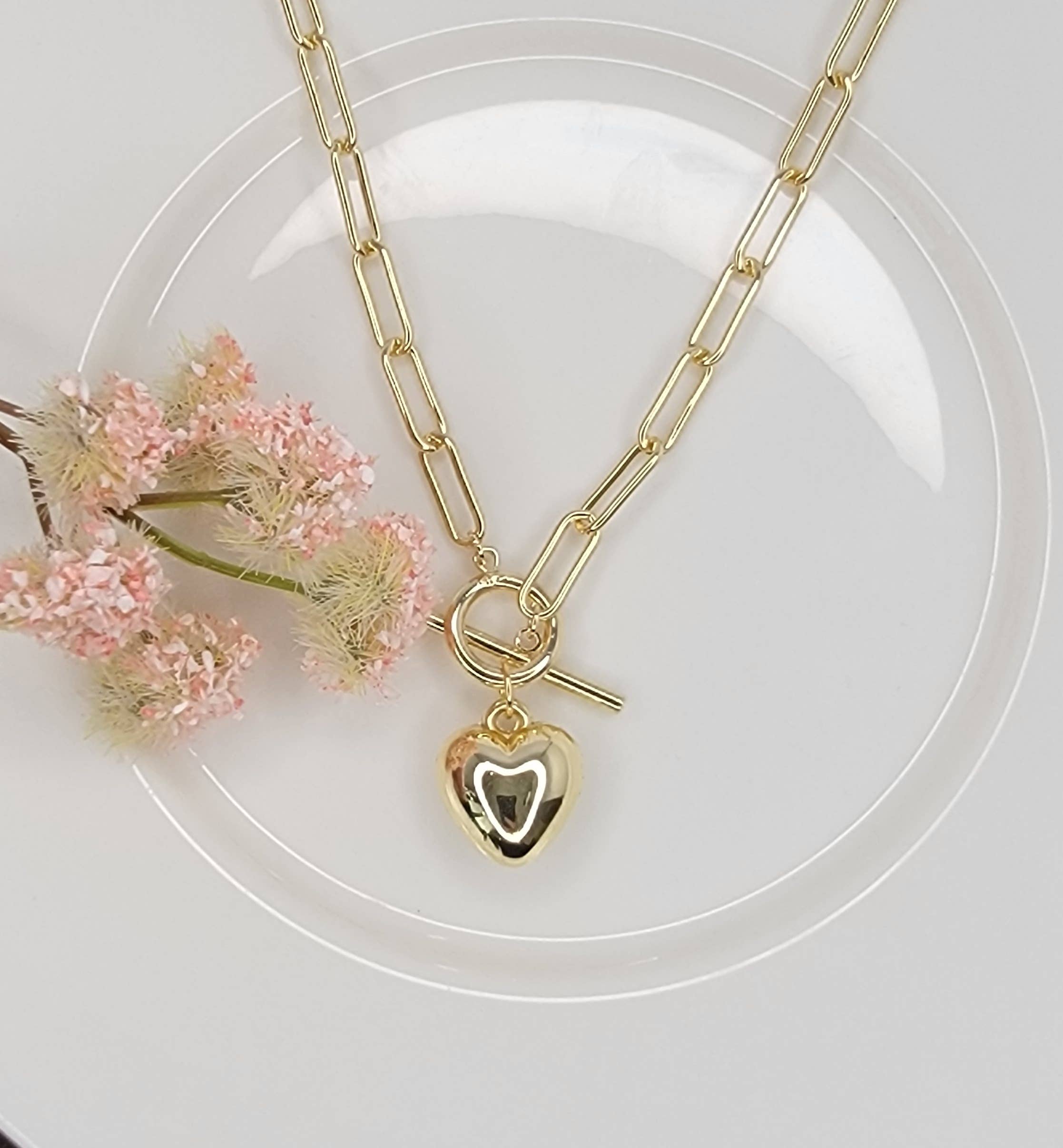 PAPER CLIP CHAIN NECKLACE WITH HEART PENDANT A TOGGLE CLASP.