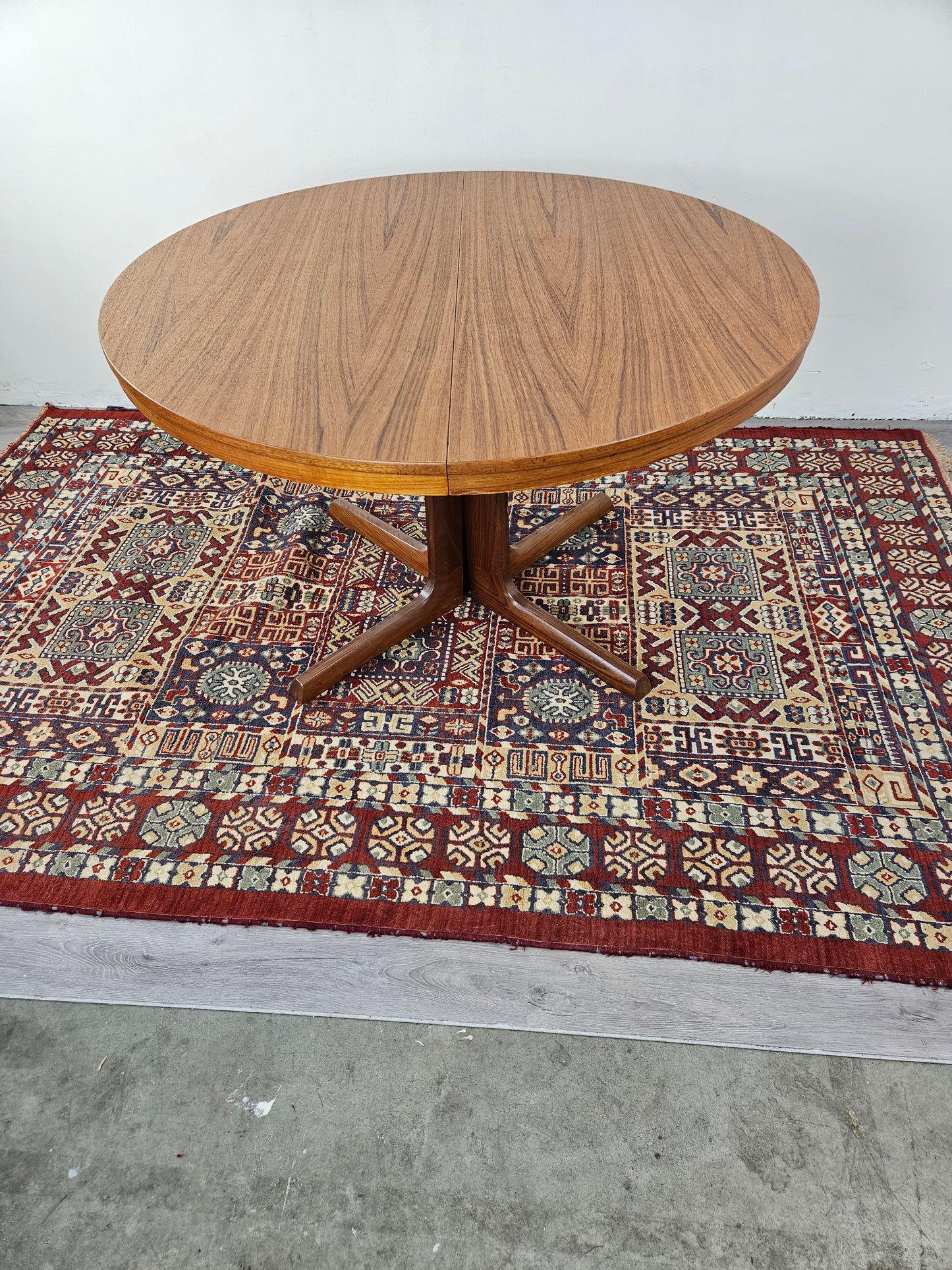 0823003 Round Dining Table with 2 Leaves