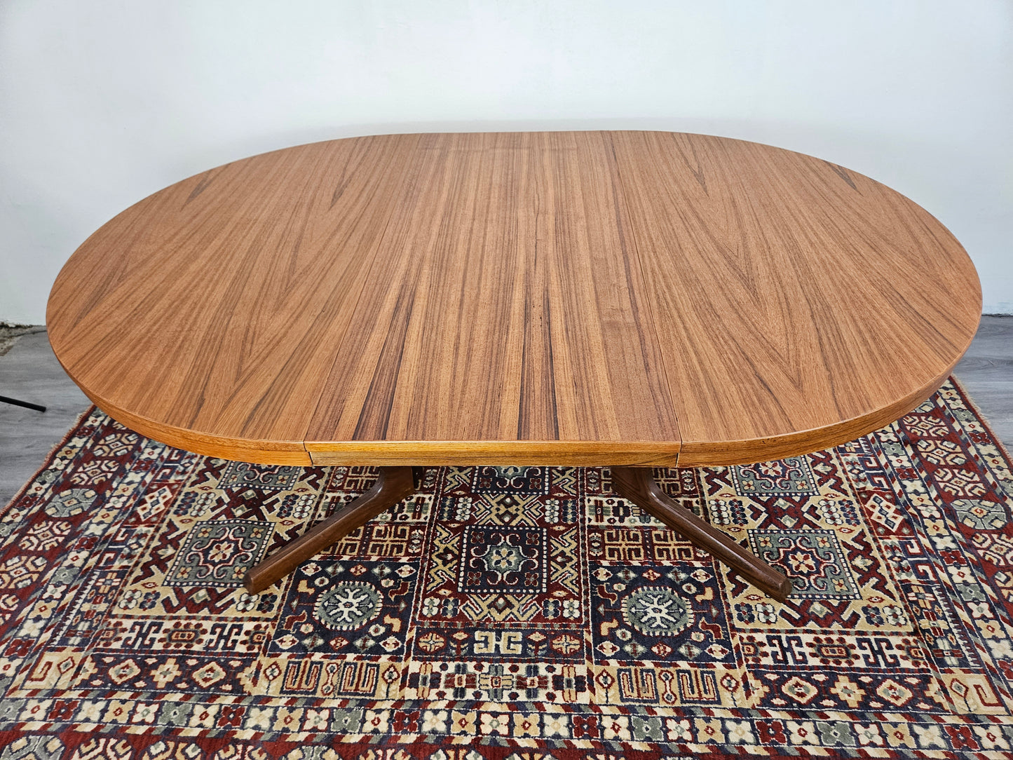0823003 Round Dining Table with 2 Leaves