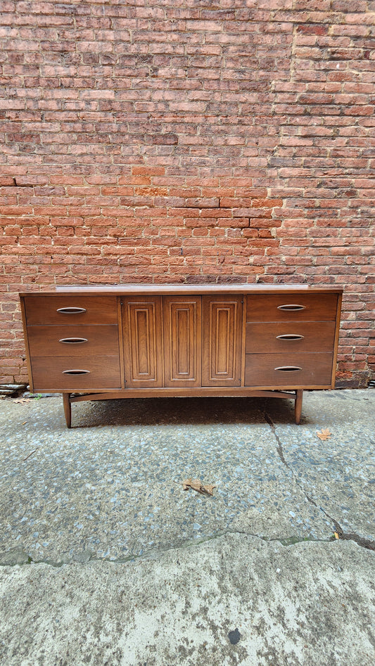 Broyhill Sculptra Low Dresser