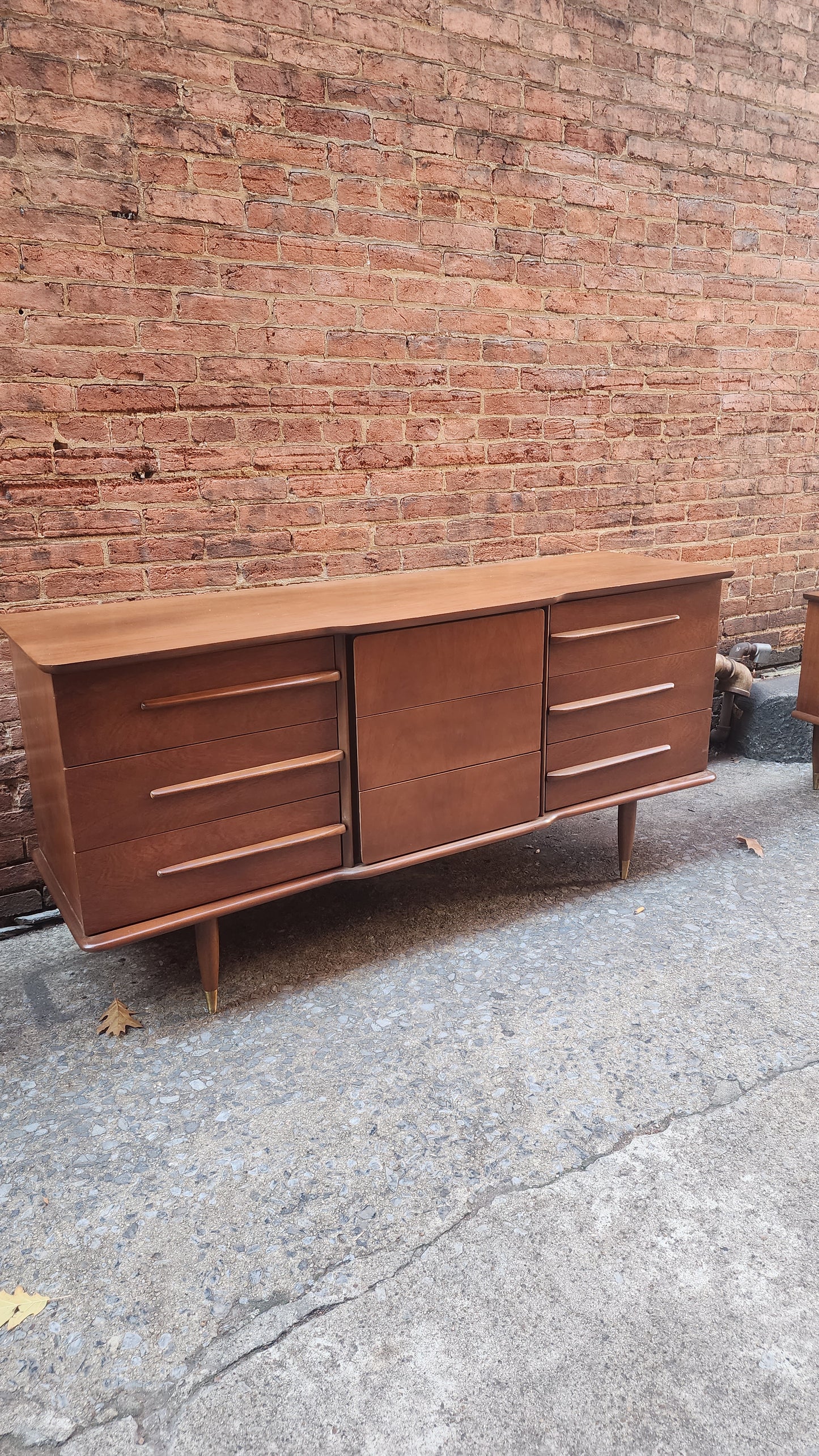 United Furniture 9-Drawer Dresser