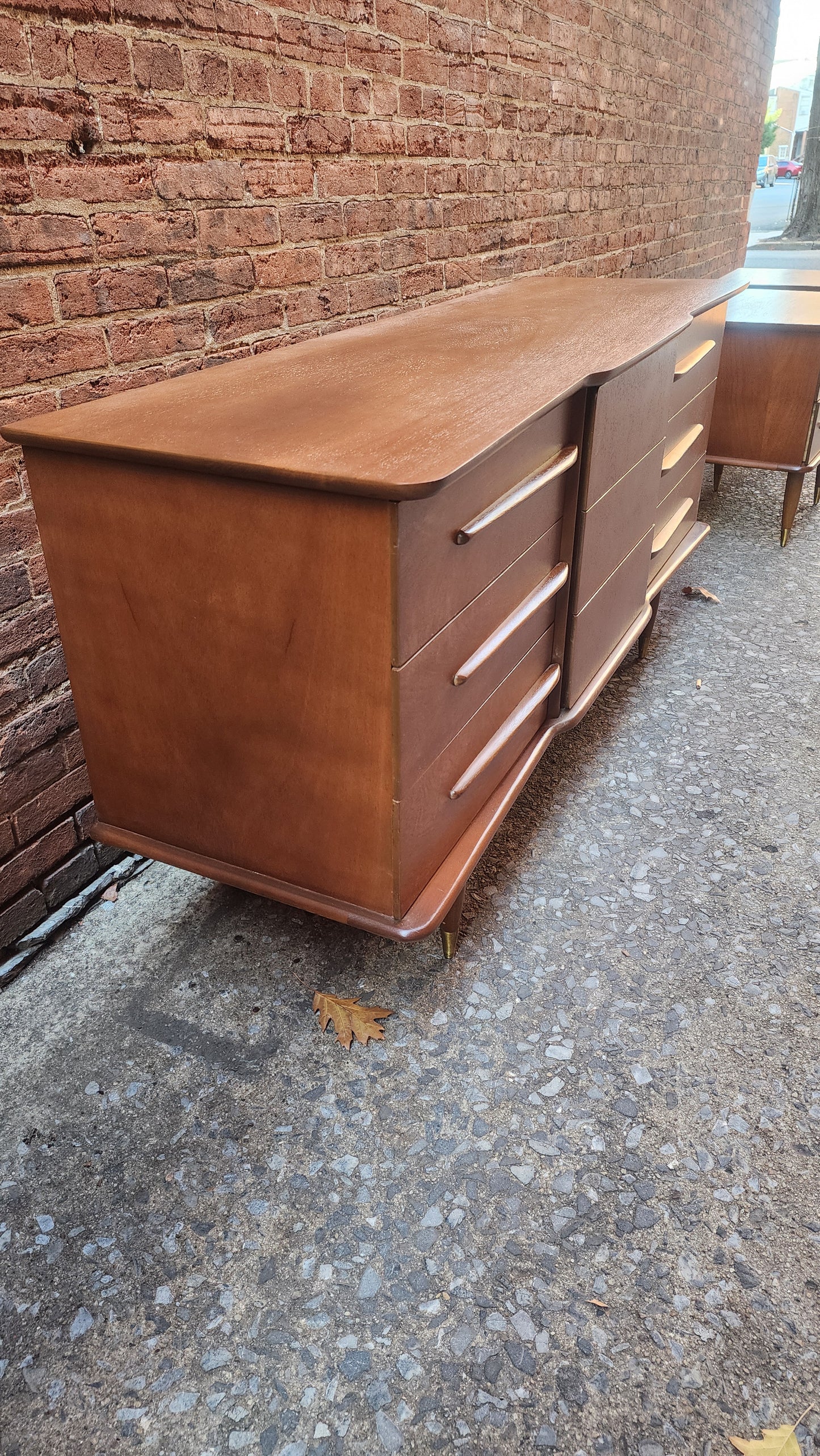 United Furniture 9-Drawer Dresser