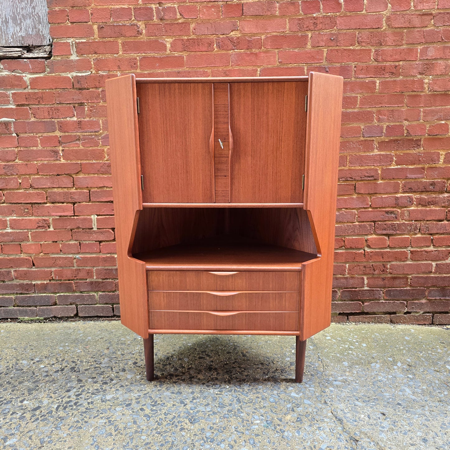 Omann Jun Corner Bar Cabinet