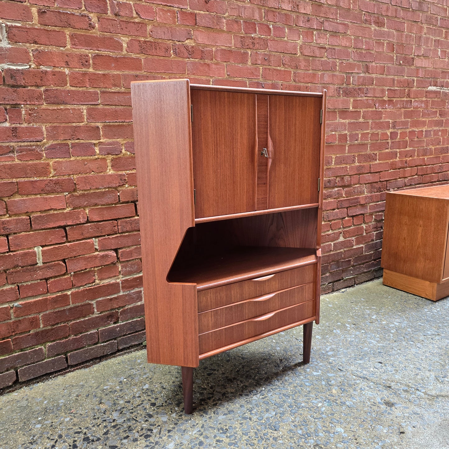 Omann Jun Corner Bar Cabinet