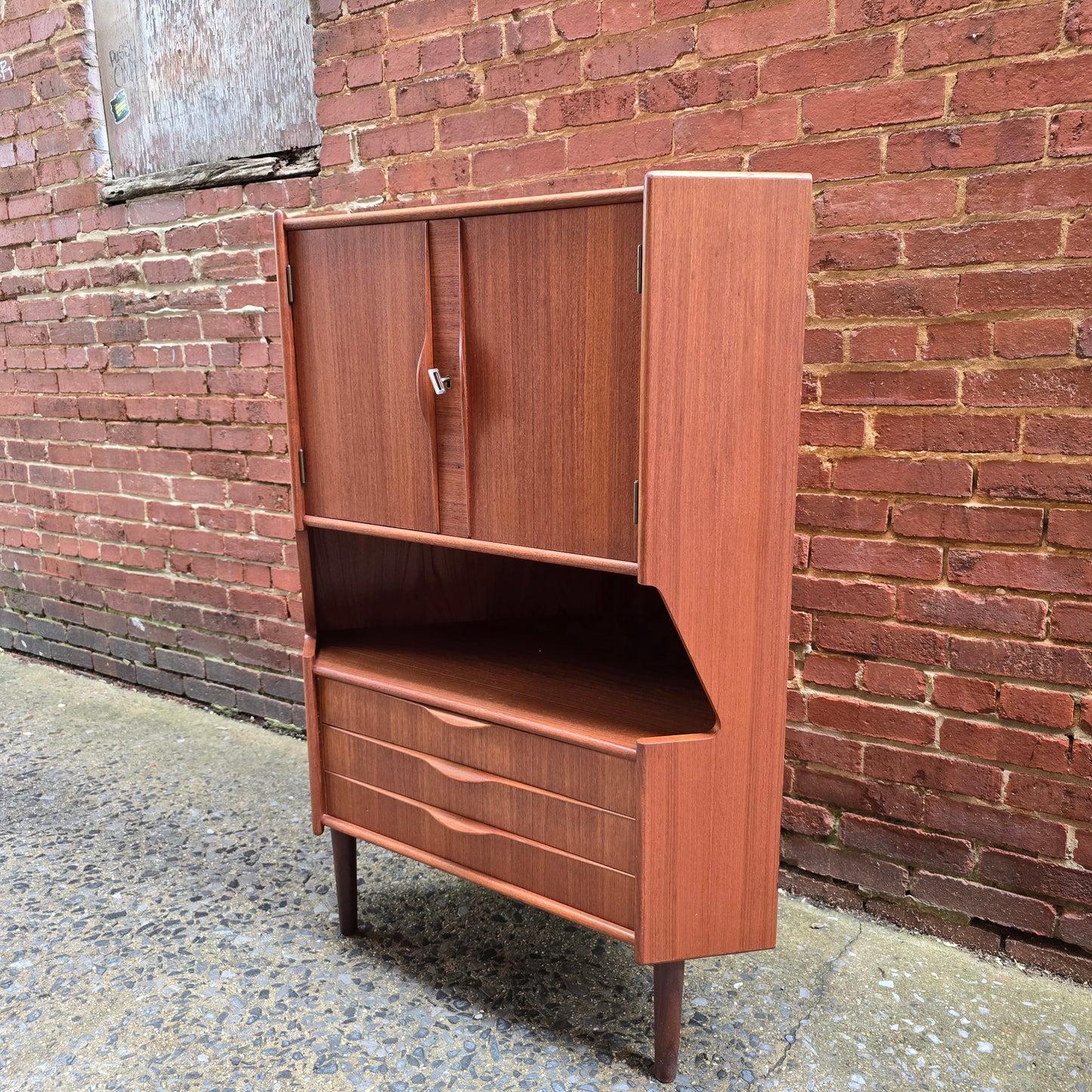 Omann Jun Corner Bar Cabinet