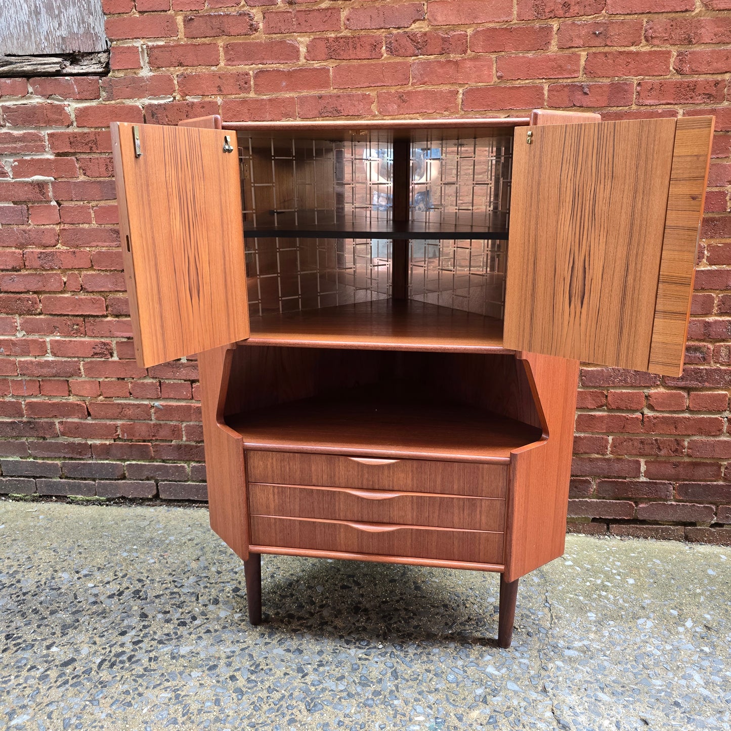 Omann Jun Corner Bar Cabinet