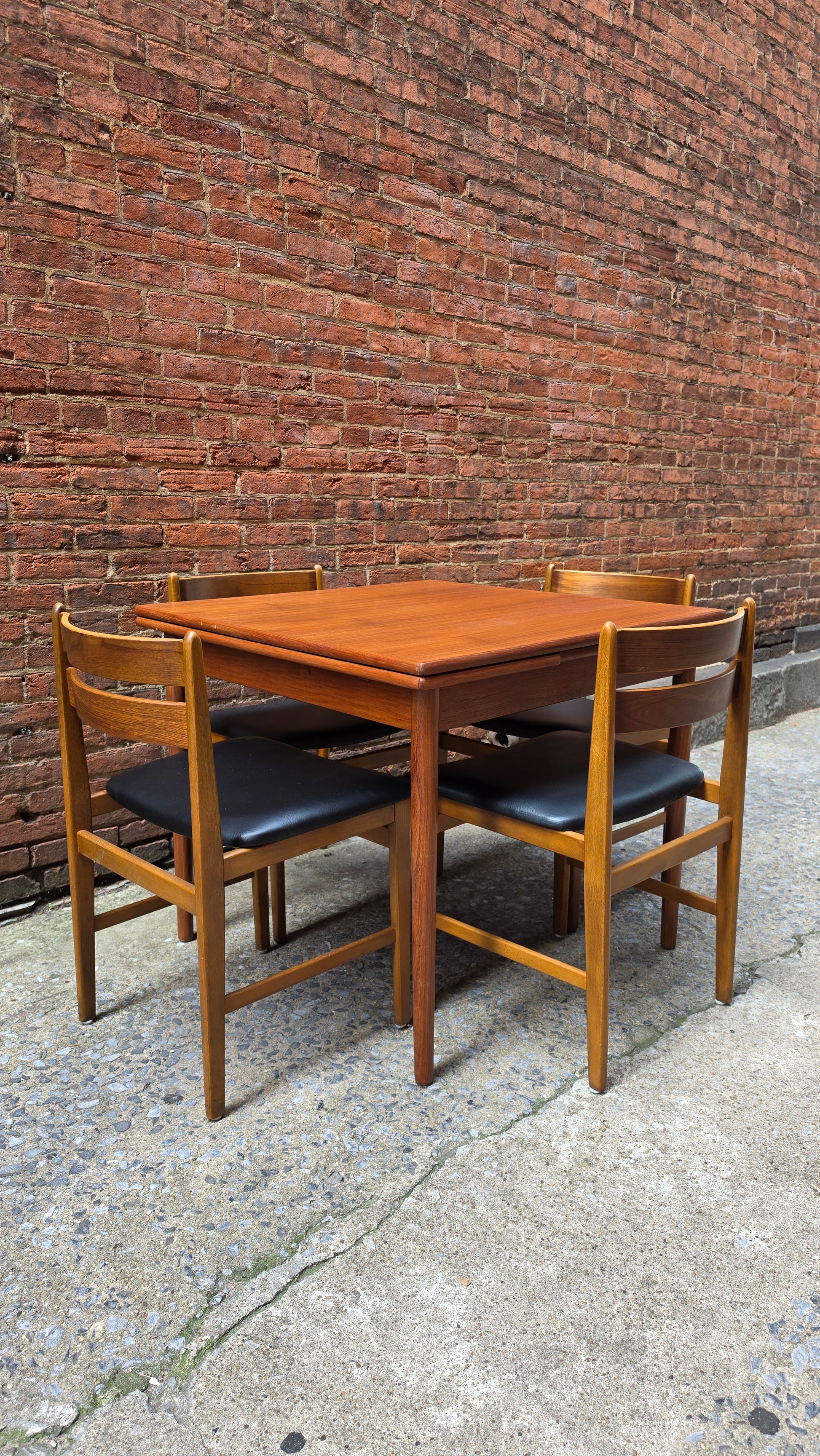 DITA-0526-009 Danish Teak Expandable Table