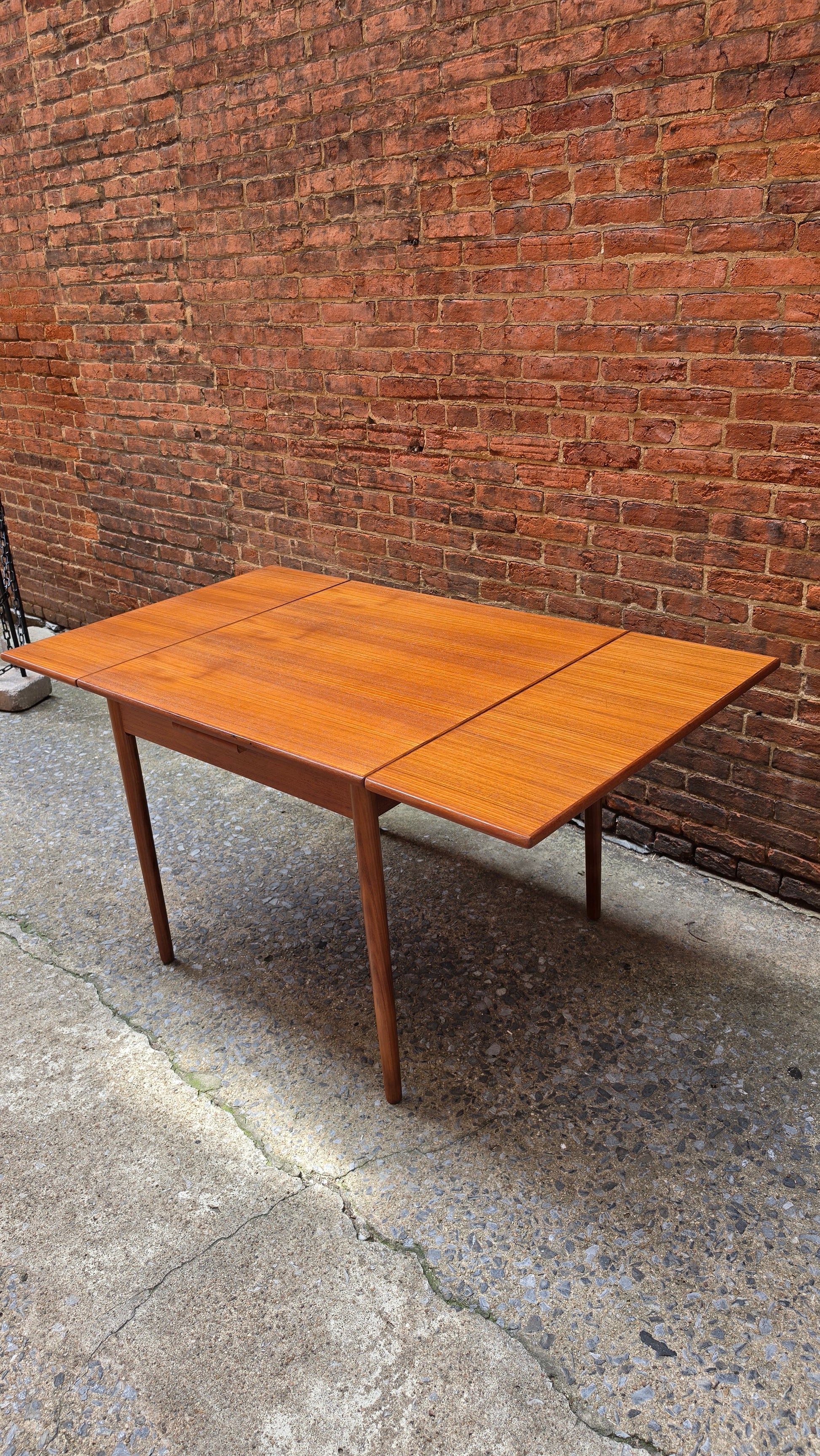DITA-0526-009 Danish Teak Expandable Table
