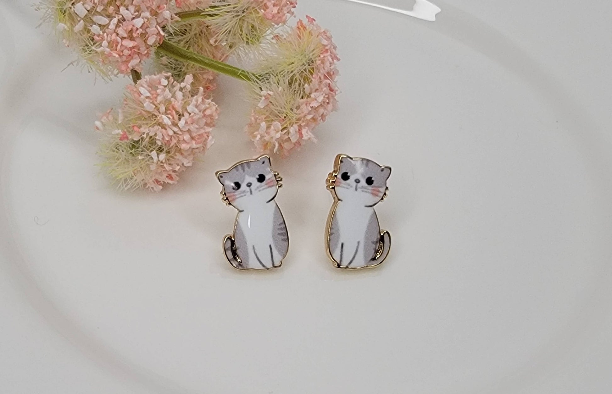 CAT PICTURE POST EARRINGS.