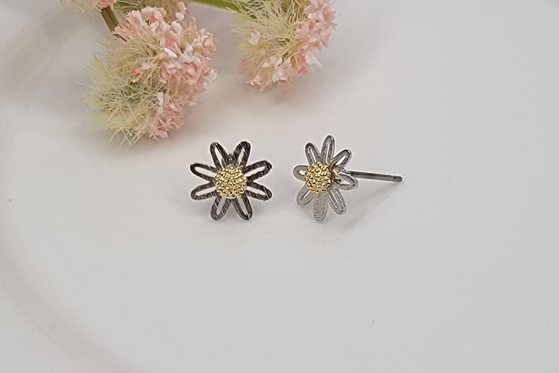 Daisy Post Earring