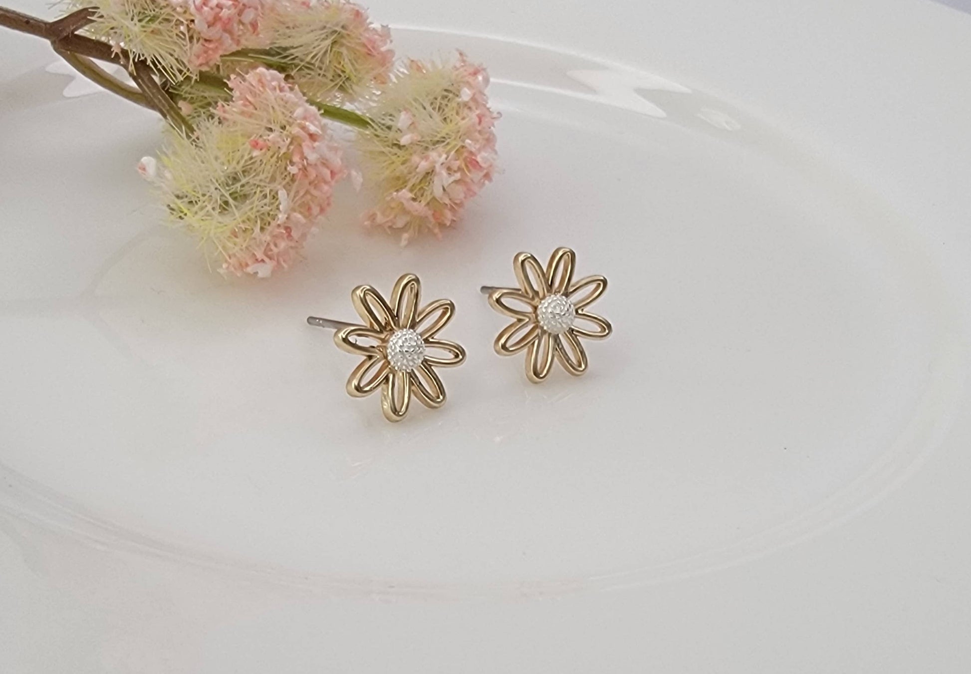 Daisy Post Earring