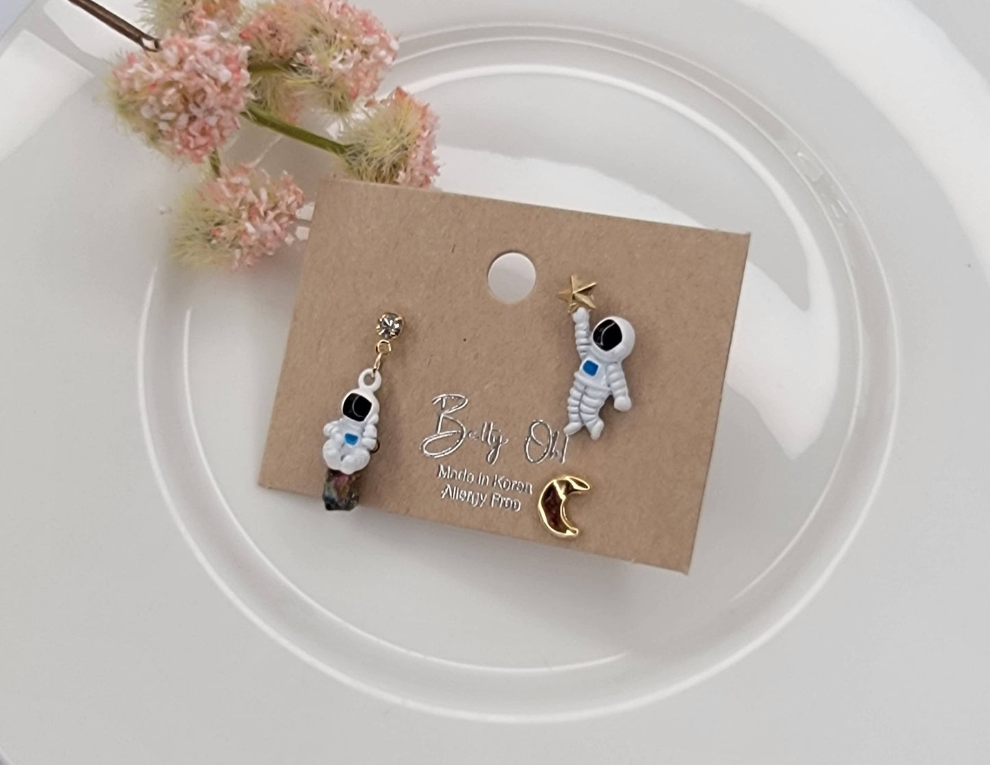 3 PIECES SET ASTRONAUT EARRINGS.