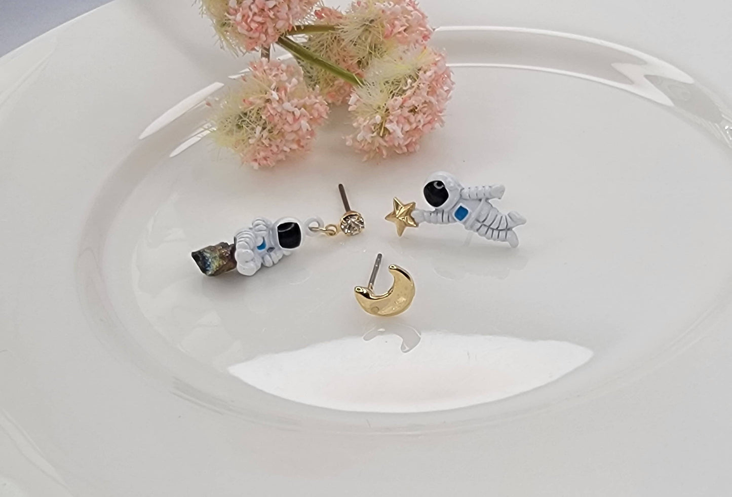 3 PIECES SET ASTRONAUT EARRINGS.
