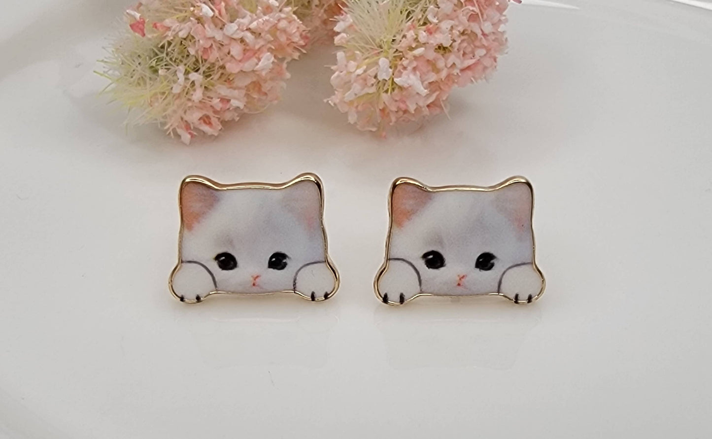 KITTY PRINTED POST EARRINGS.