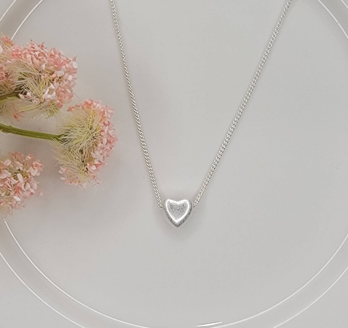 SMALL HEART PENDANT NECKLACE.