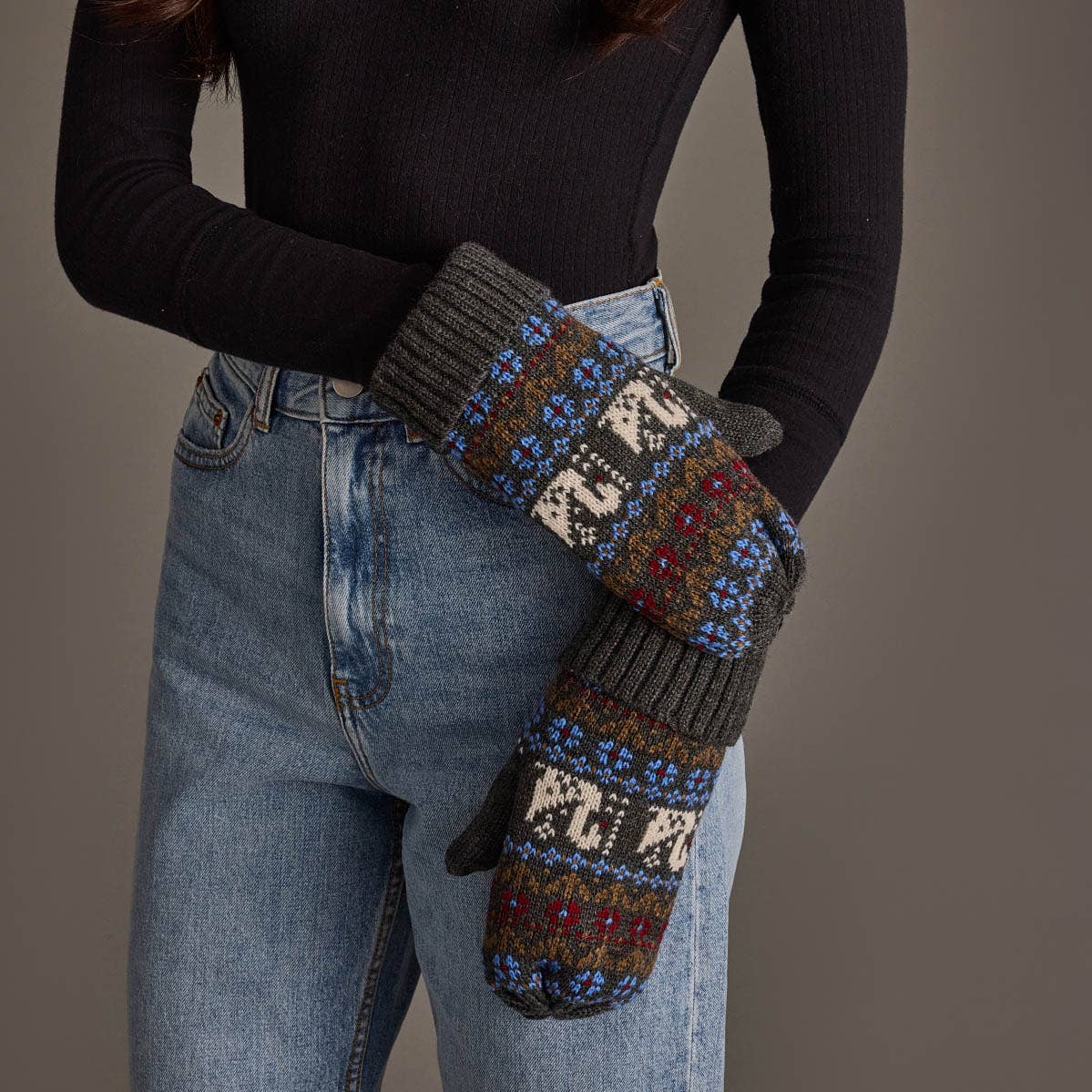 Gray Swan Pattern Knit Mittens