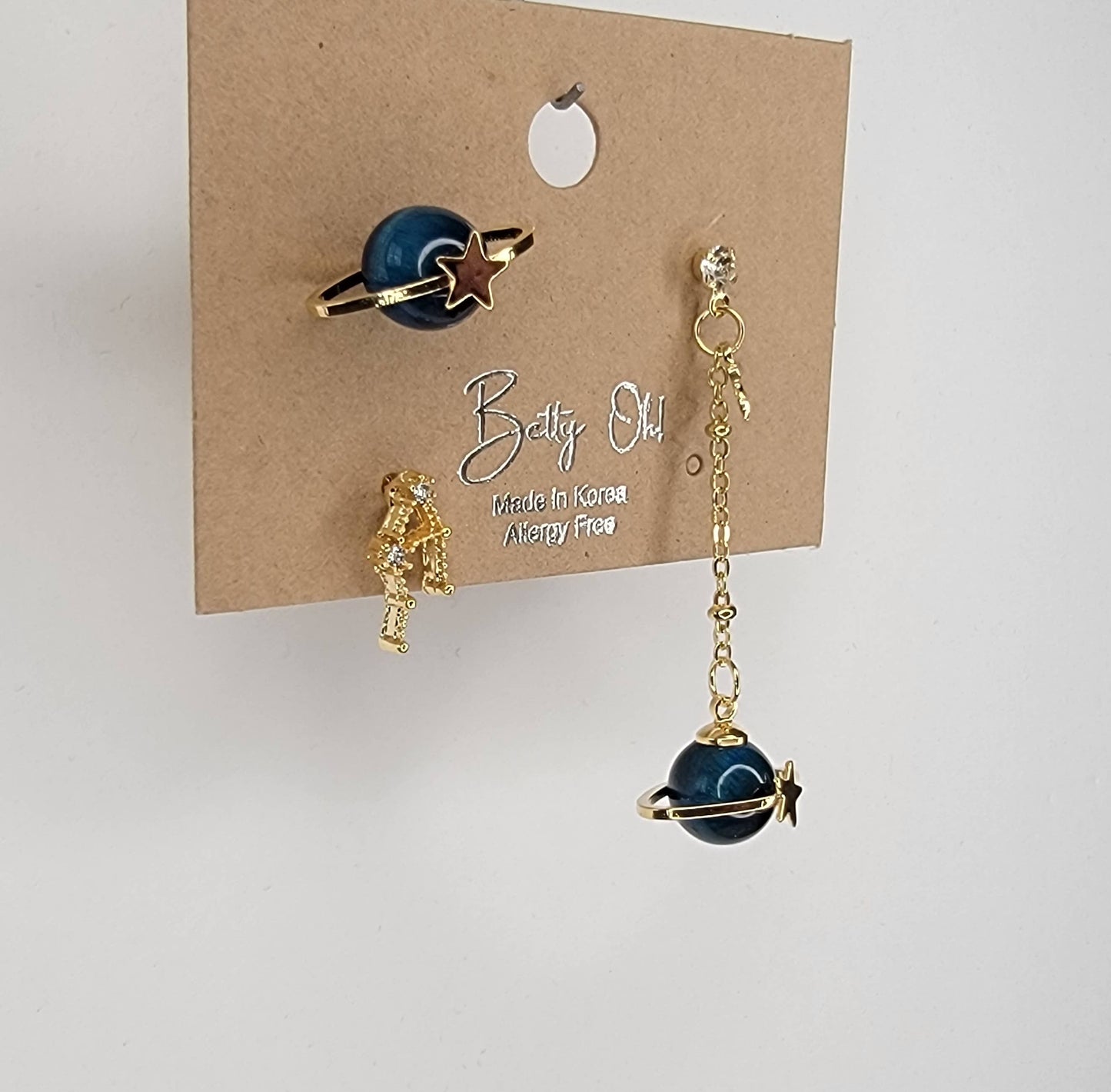 EARTH AND STAR UNBALANCED DANGLE EARRINGS.