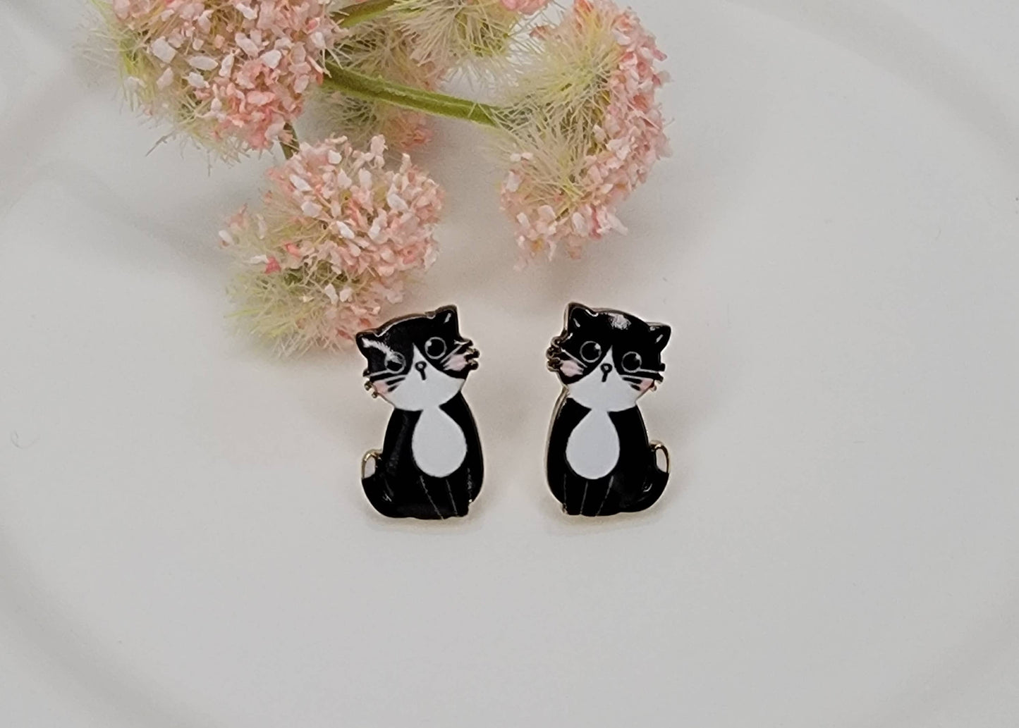 CAT PICTURE POST EARRINGS.