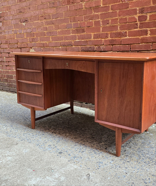 Danish Desk with Shelf 0925112