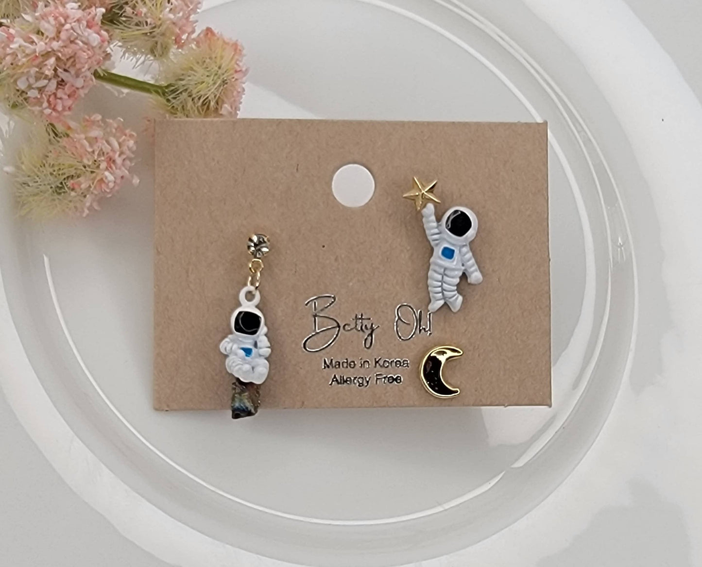3 PIECES SET ASTRONAUT EARRINGS.