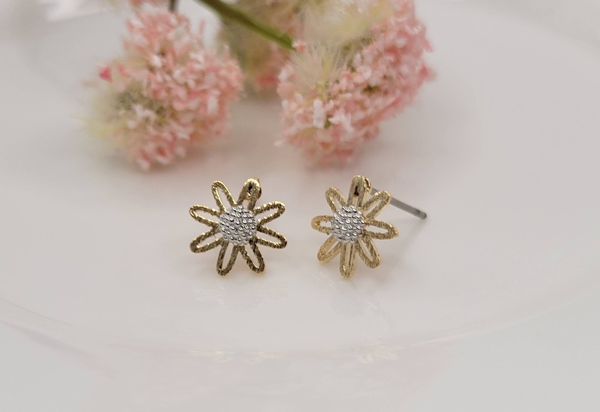 Daisy Post Earring