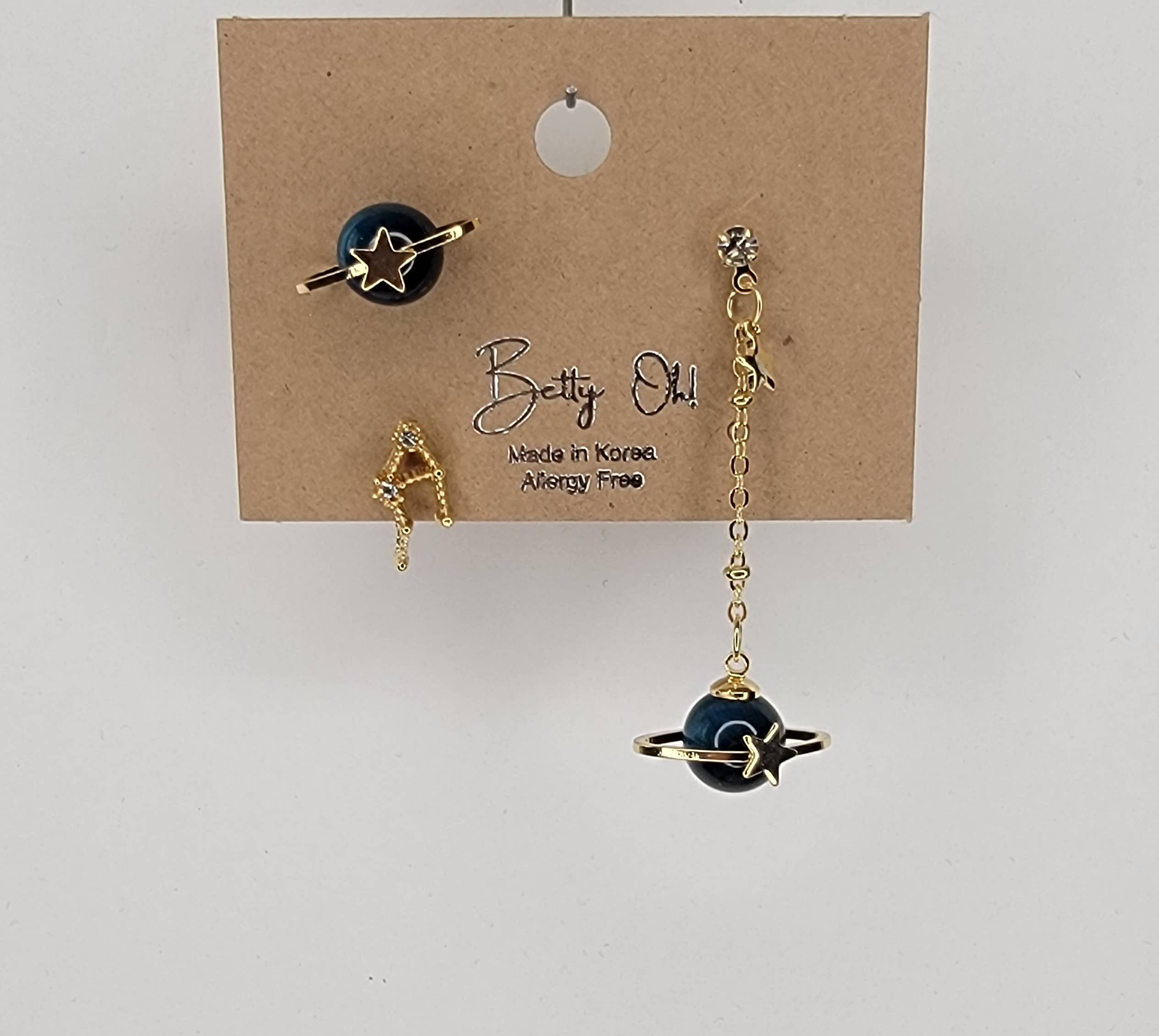 EARTH AND STAR UNBALANCED DANGLE EARRINGS.