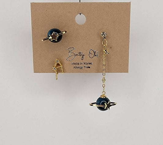 EARTH AND STAR UNBALANCED DANGLE EARRINGS.