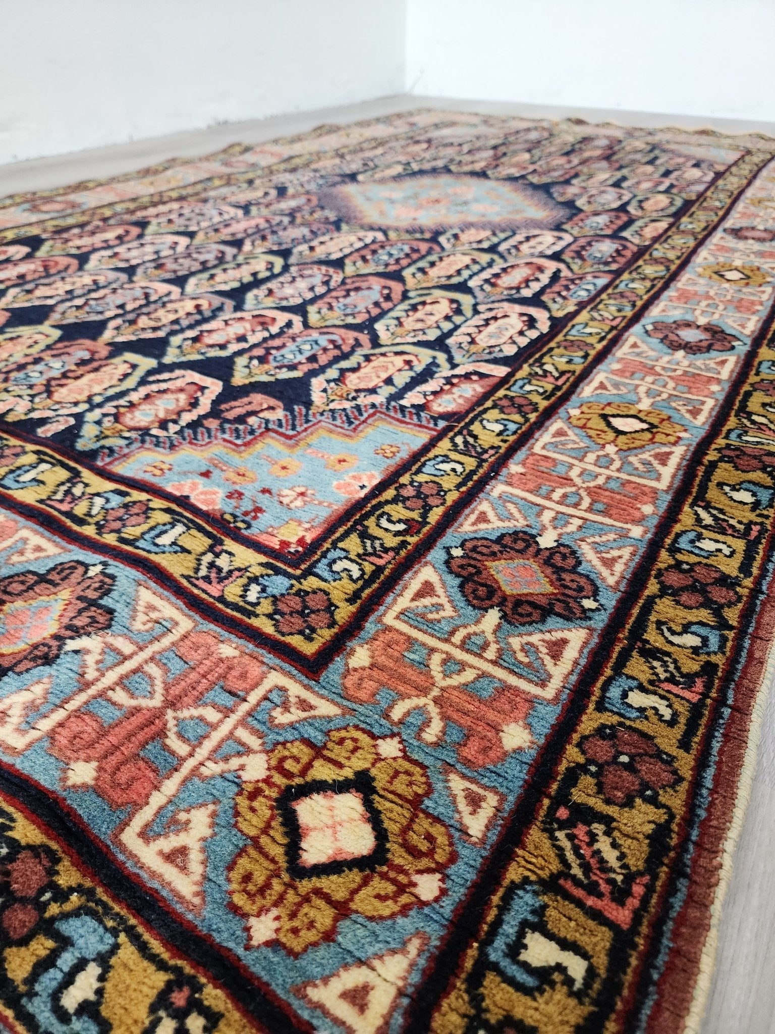 BB062301 Hand Made Persian Rug - Vintage MC