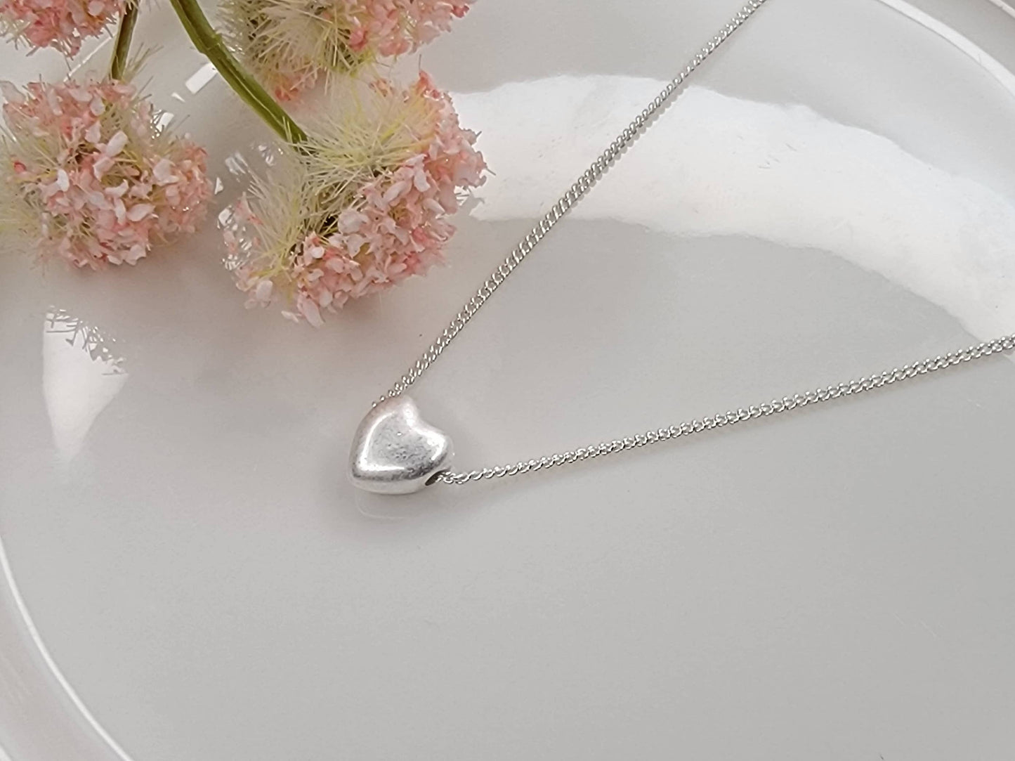 SMALL HEART PENDANT NECKLACE.
