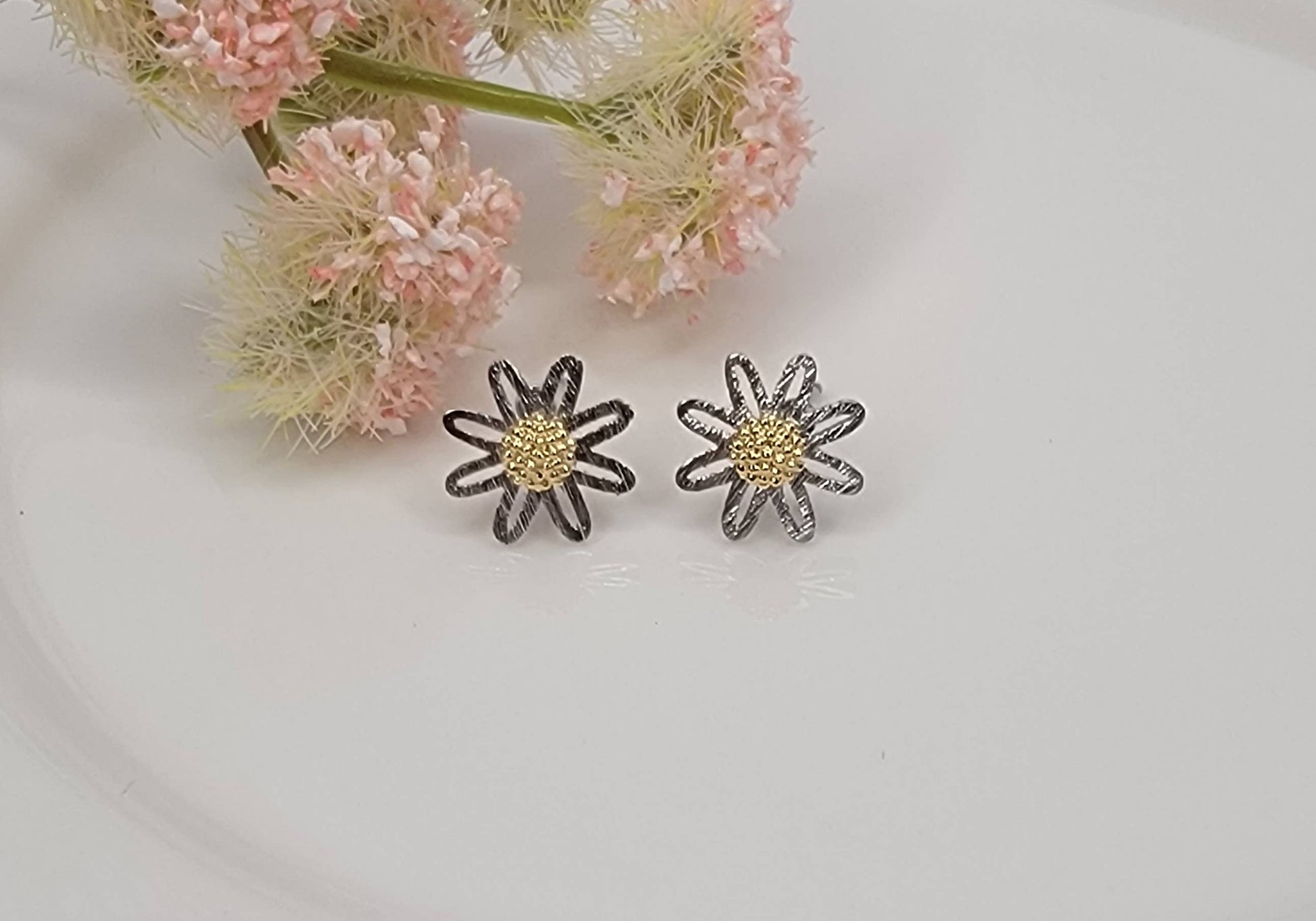 Daisy Post Earring